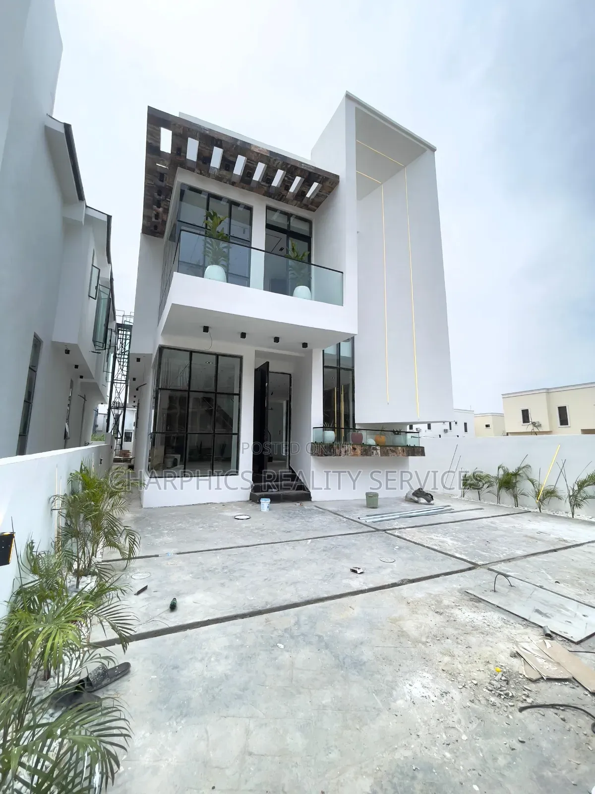 5bdrm Duplex in Chevron for sale