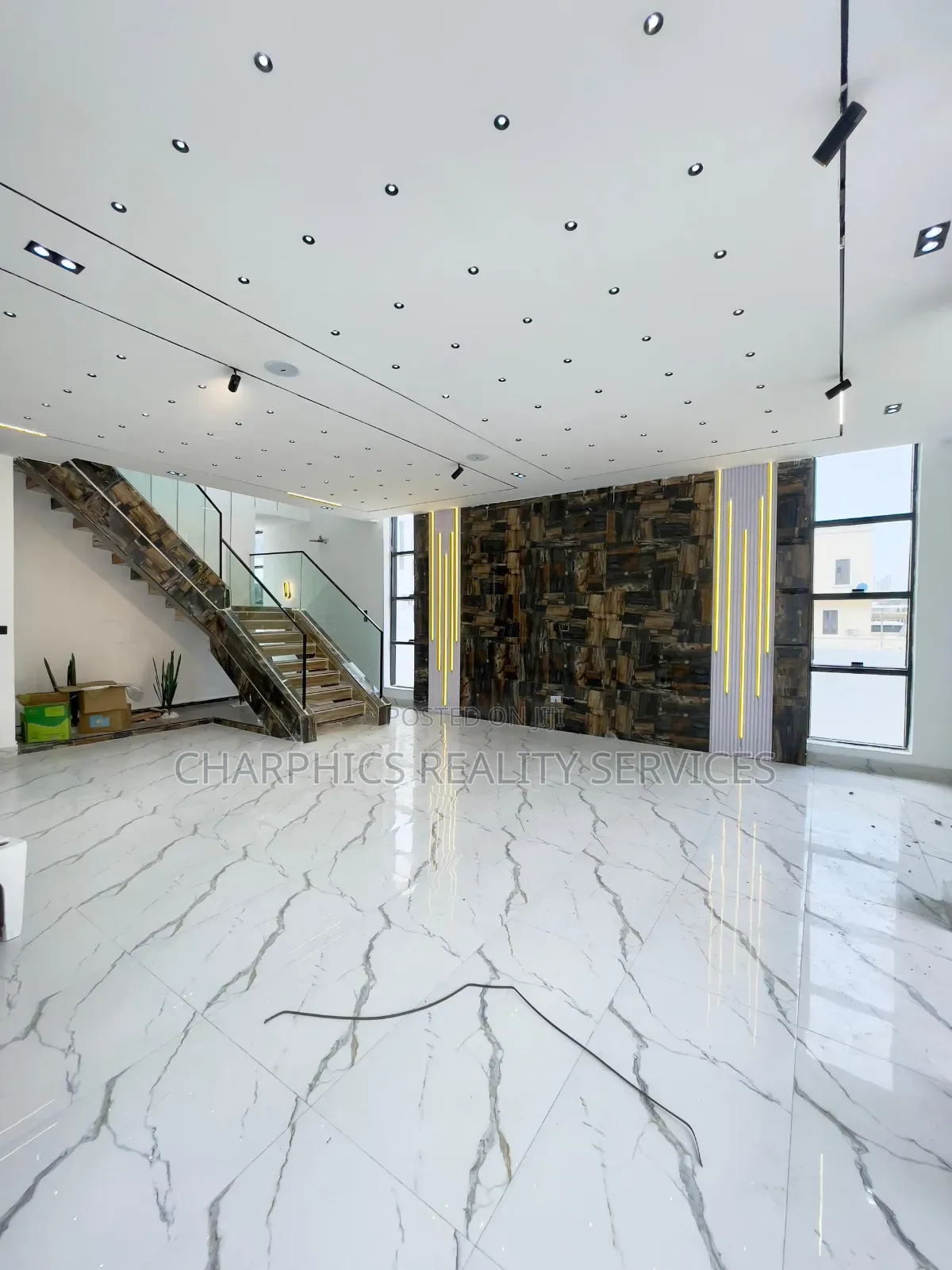 5bdrm Duplex in Chevron for sale