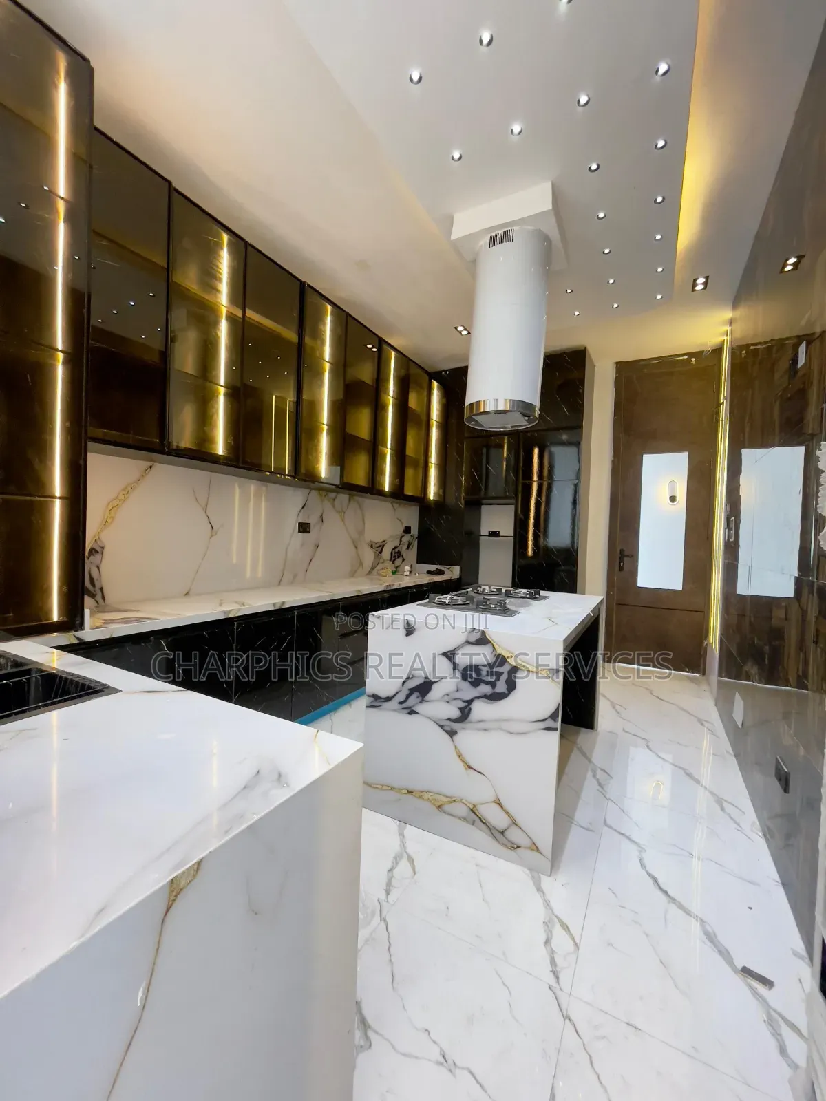 5bdrm Duplex in Chevron for sale