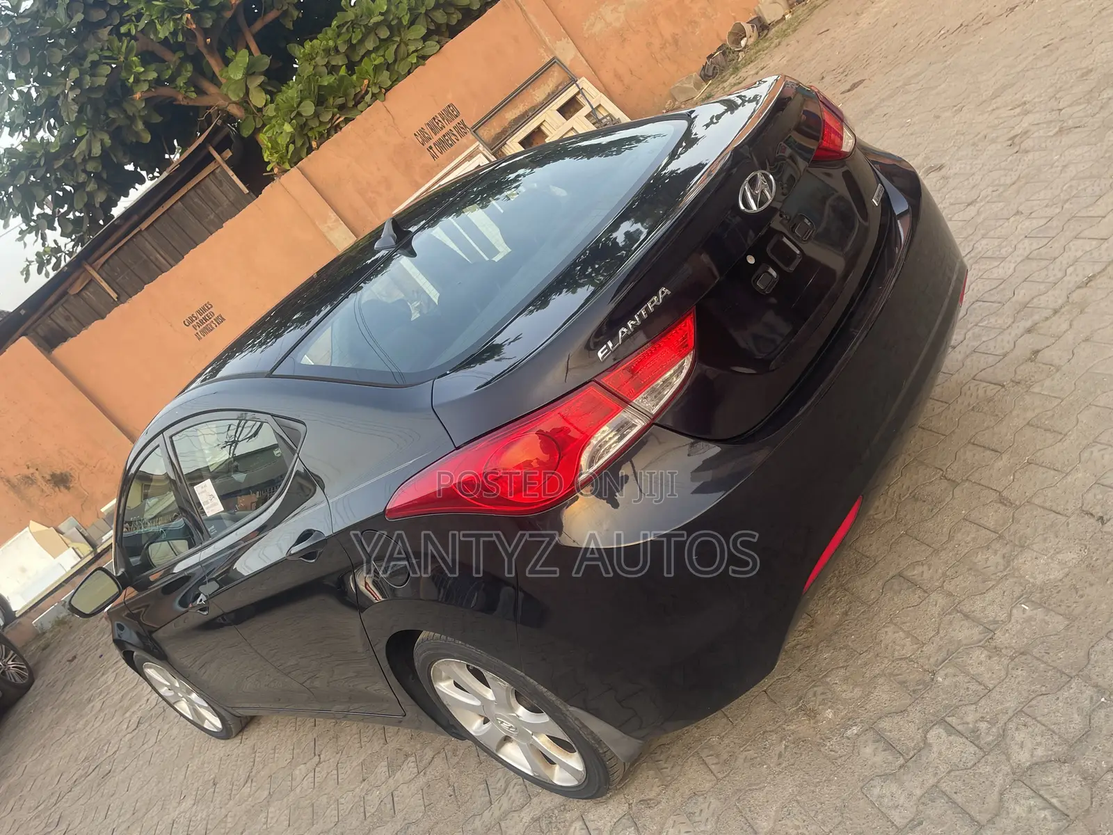 Hyundai Elantra Limited Sedan FWD (1.8L 4cyl 6A) 2013 Black