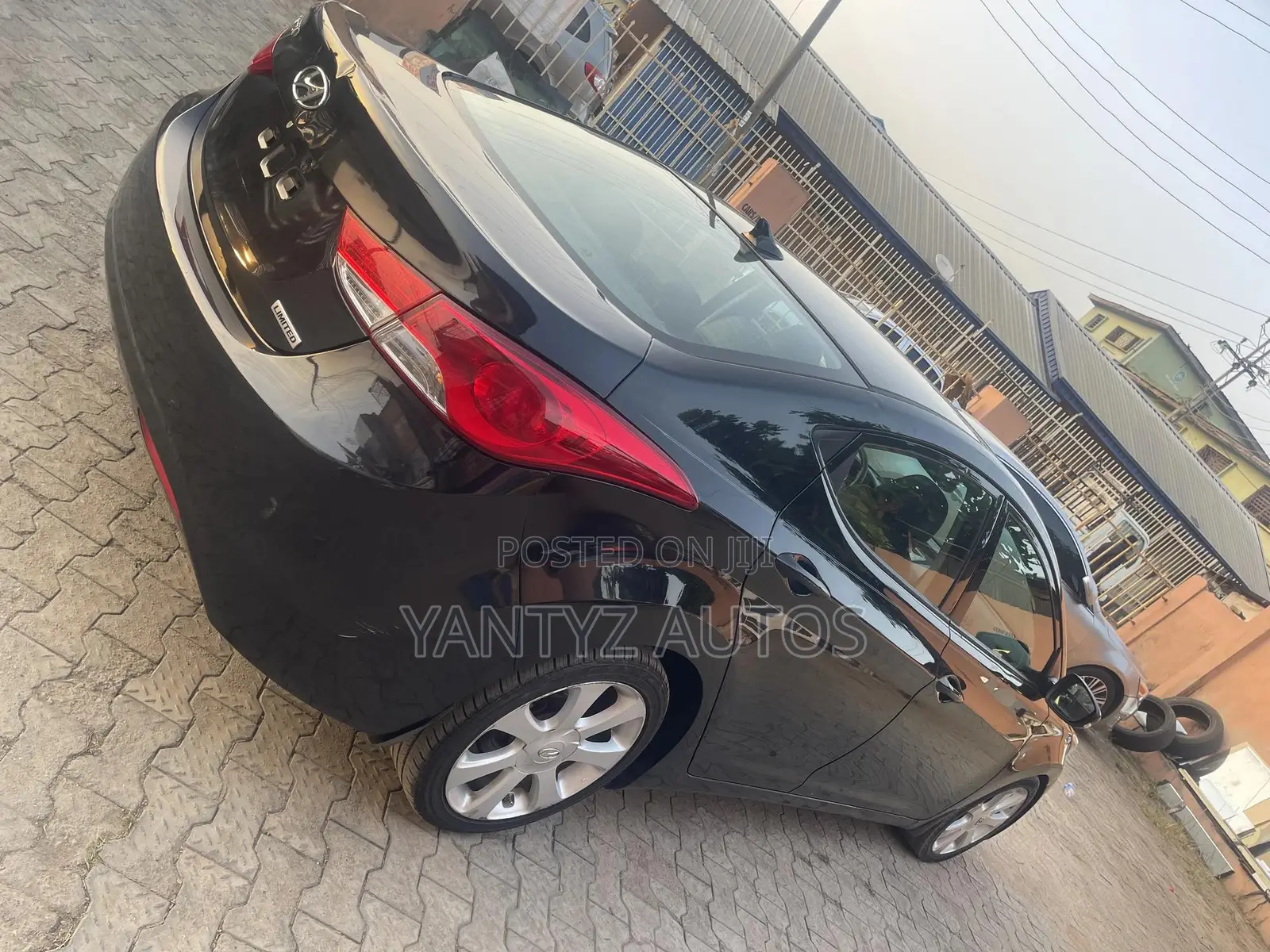 Hyundai Elantra Limited Sedan FWD (1.8L 4cyl 6A) 2013 Black