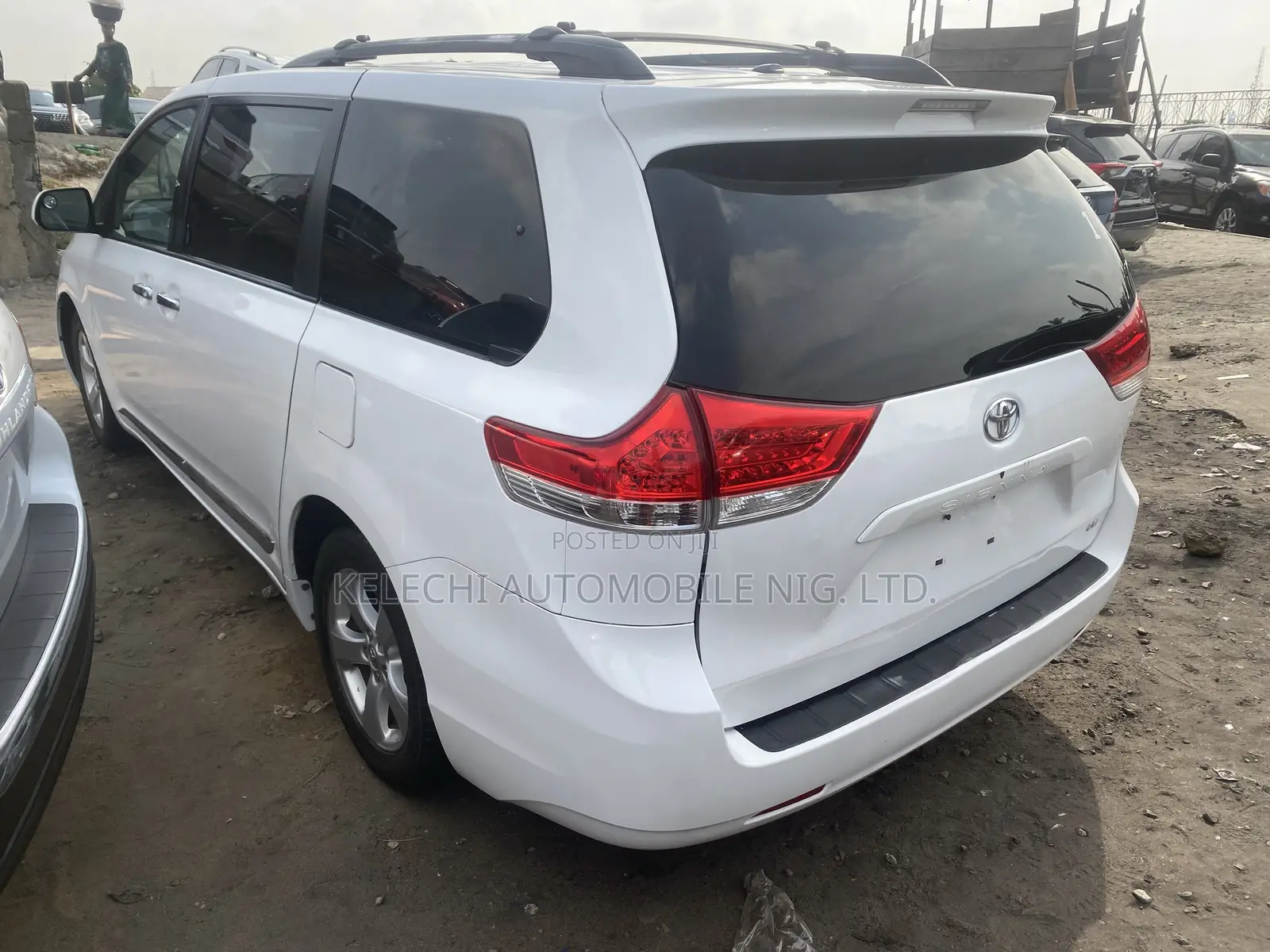 Toyota Sienna LE AWD 7-Passenger 2013 White