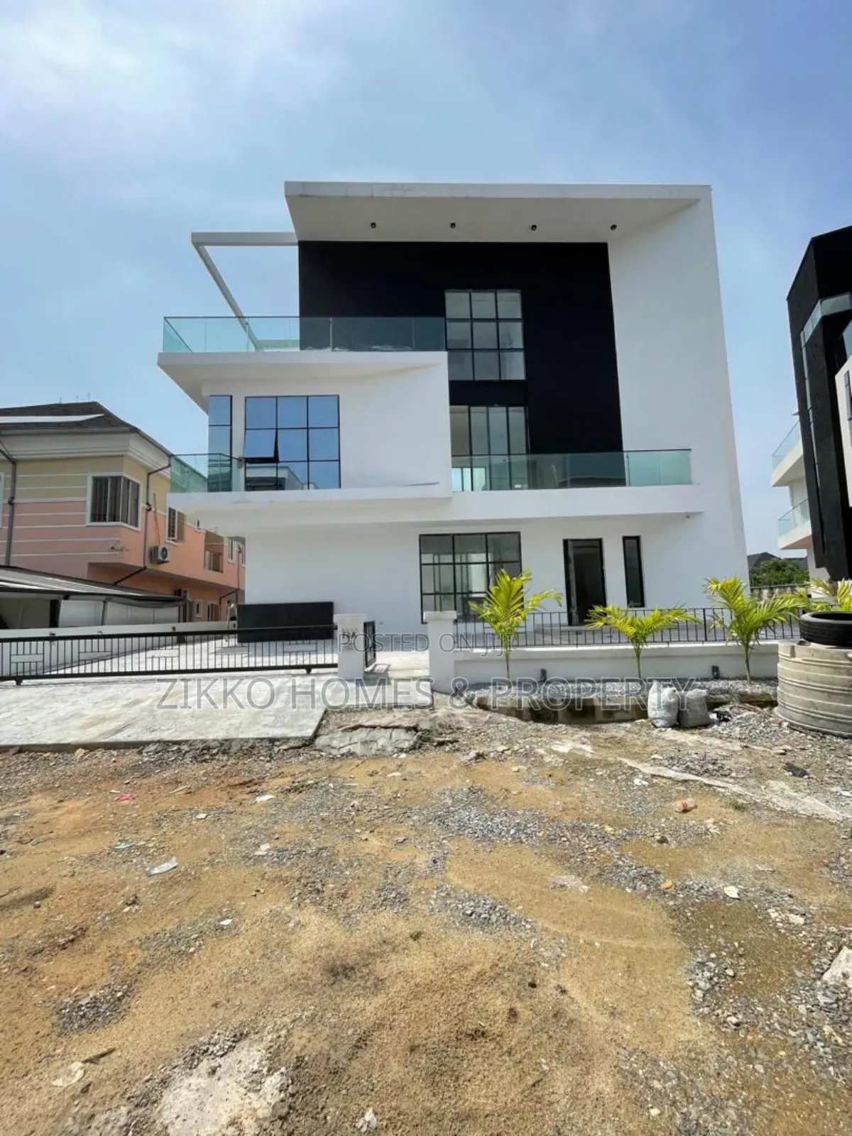 5bdrm Duplex in Orchid Road, Chevron for sale