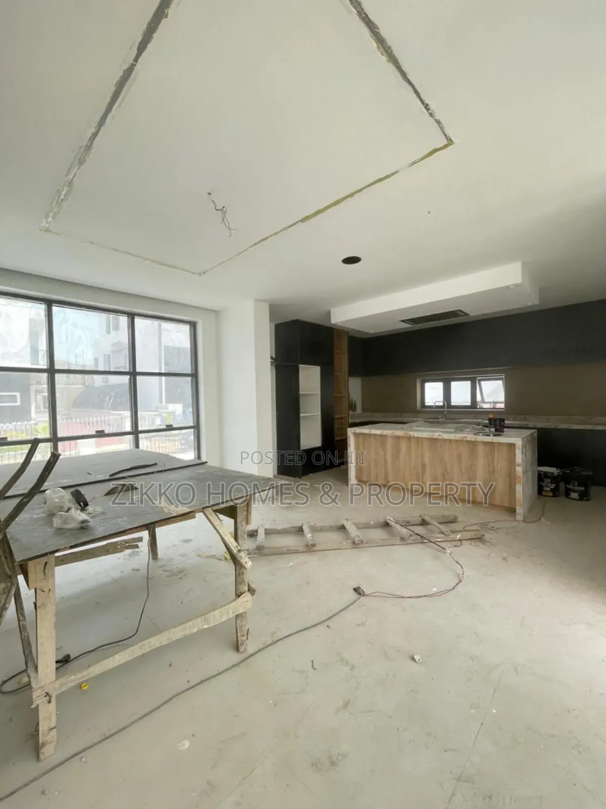 5bdrm Duplex in Orchid Road, Chevron for sale
