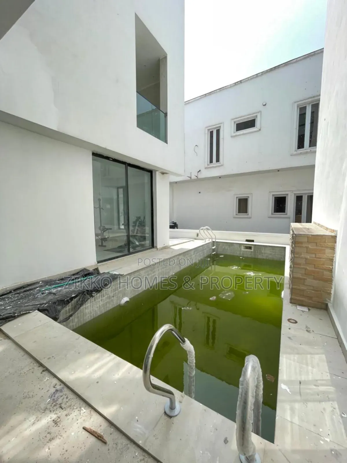 5bdrm Duplex in Orchid Road, Chevron for sale