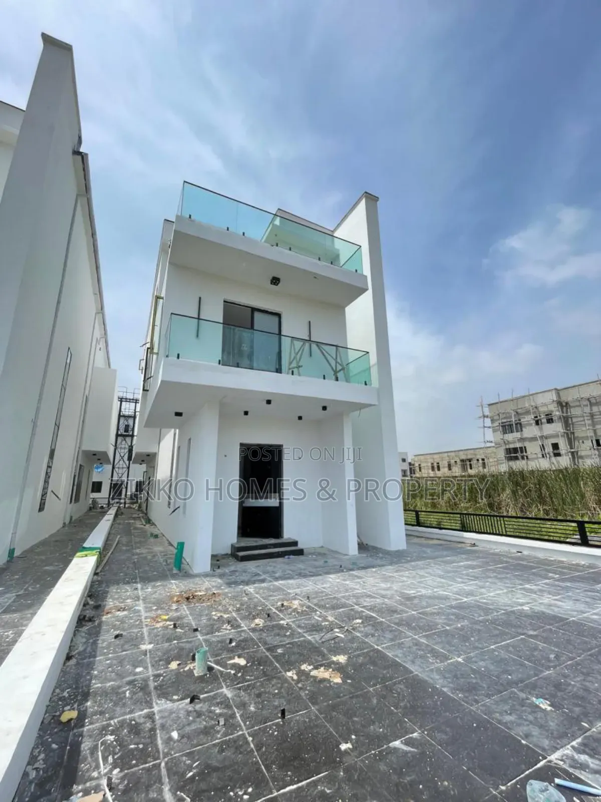 5bdrm Duplex in Orchid Road, Chevron for sale