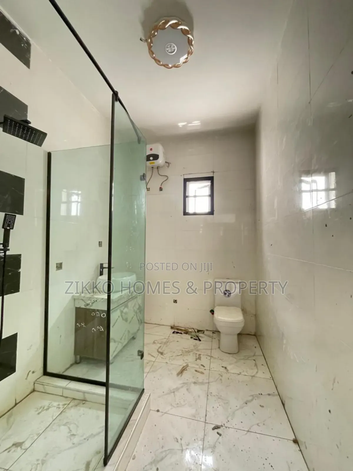5bdrm Duplex in Orchid Road, Chevron for sale
