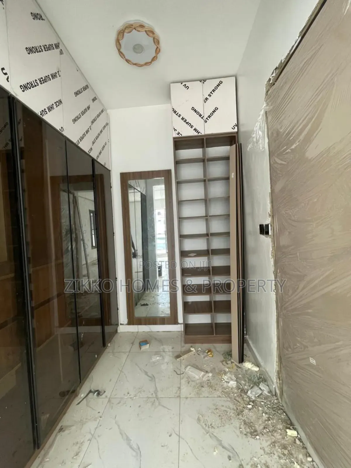 5bdrm Duplex in Orchid Road, Chevron for sale