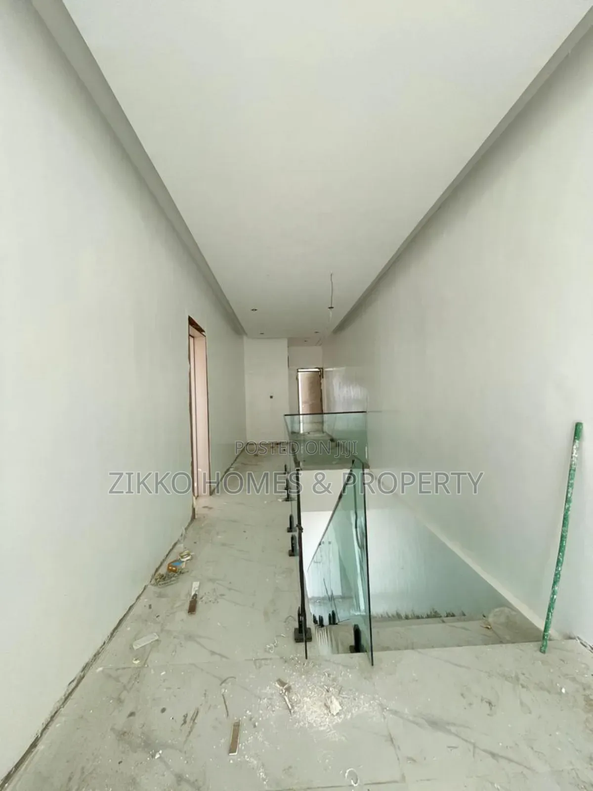 5bdrm Duplex in Orchid Road, Chevron for sale