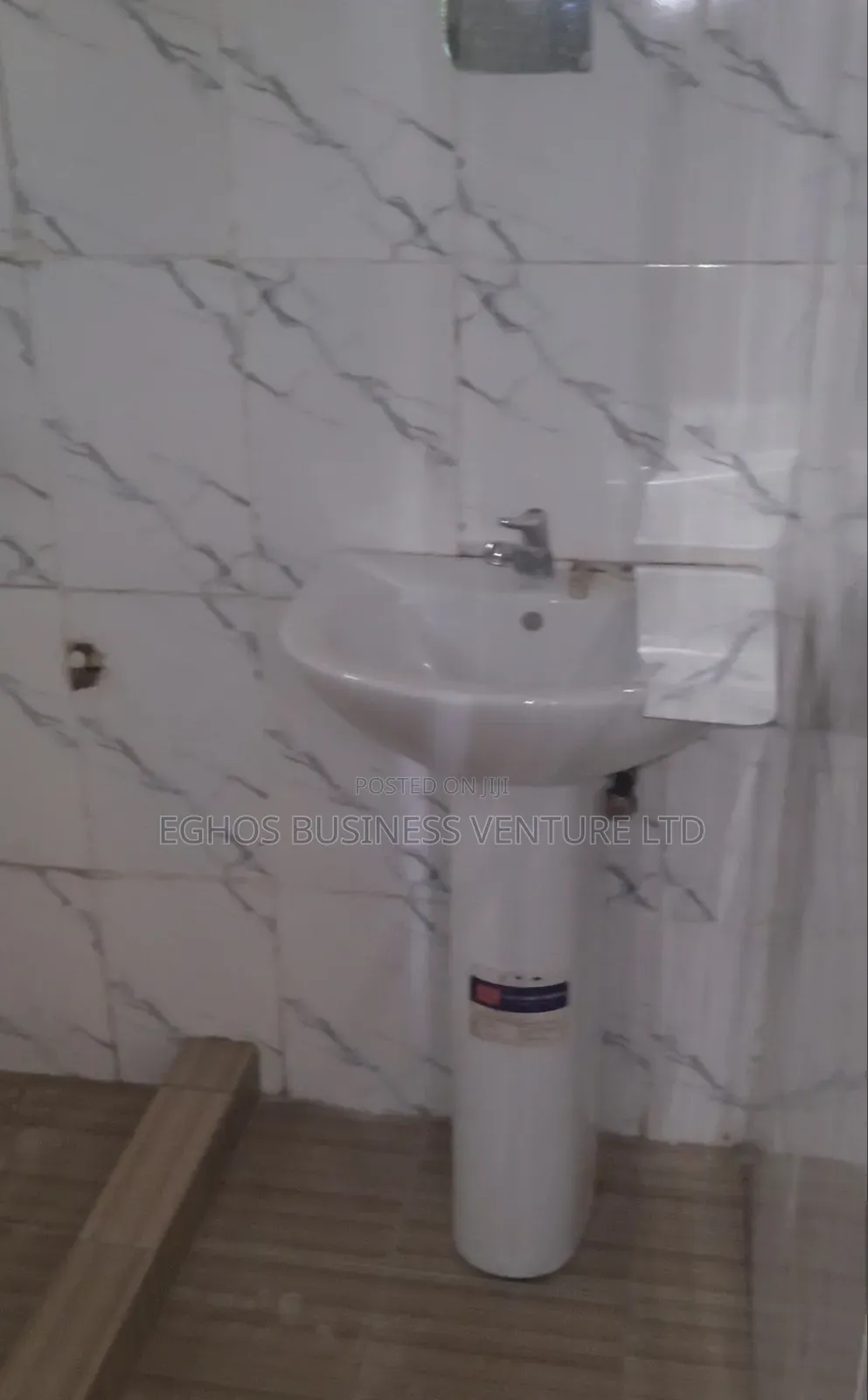 3bdrm Block of Flats in Joromi Ekenwanroad, Benin City for rent