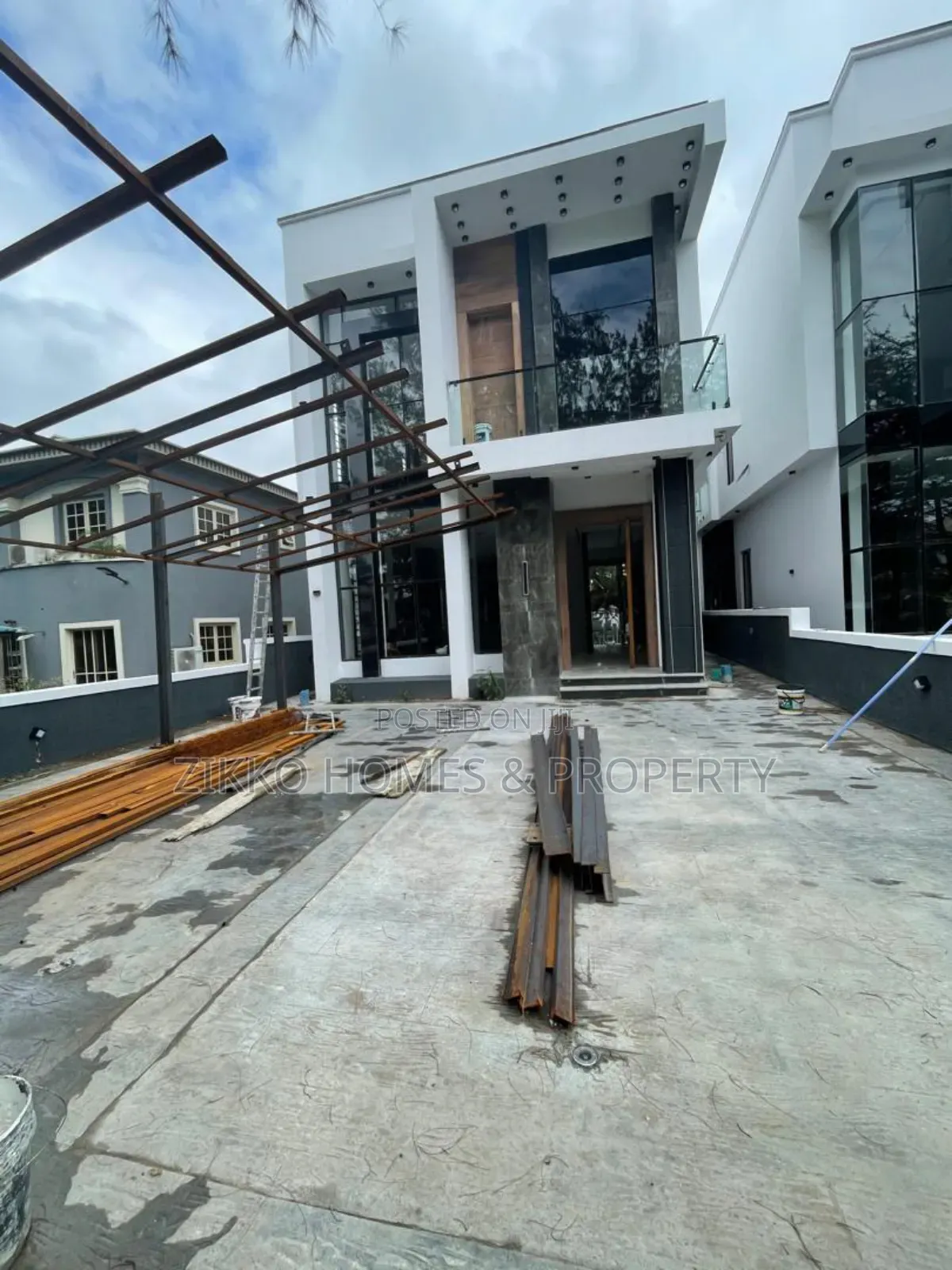 5bdrm Duplex in Ikota for sale