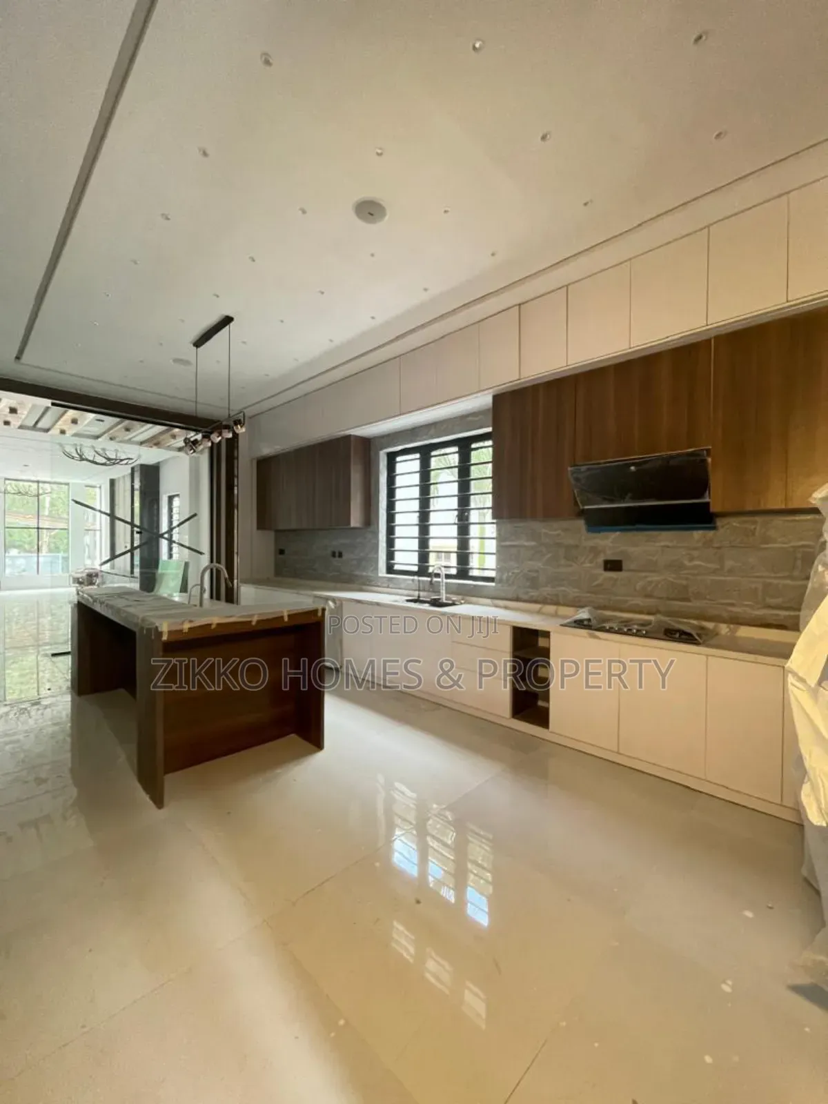 5bdrm Duplex in Ikota for sale