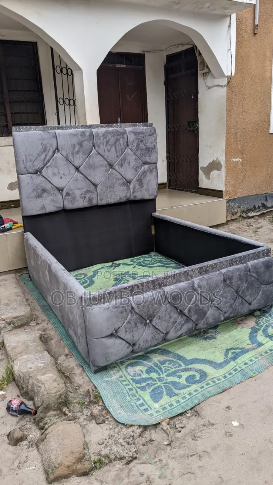 Tufted 4 by 6 Bedframe
