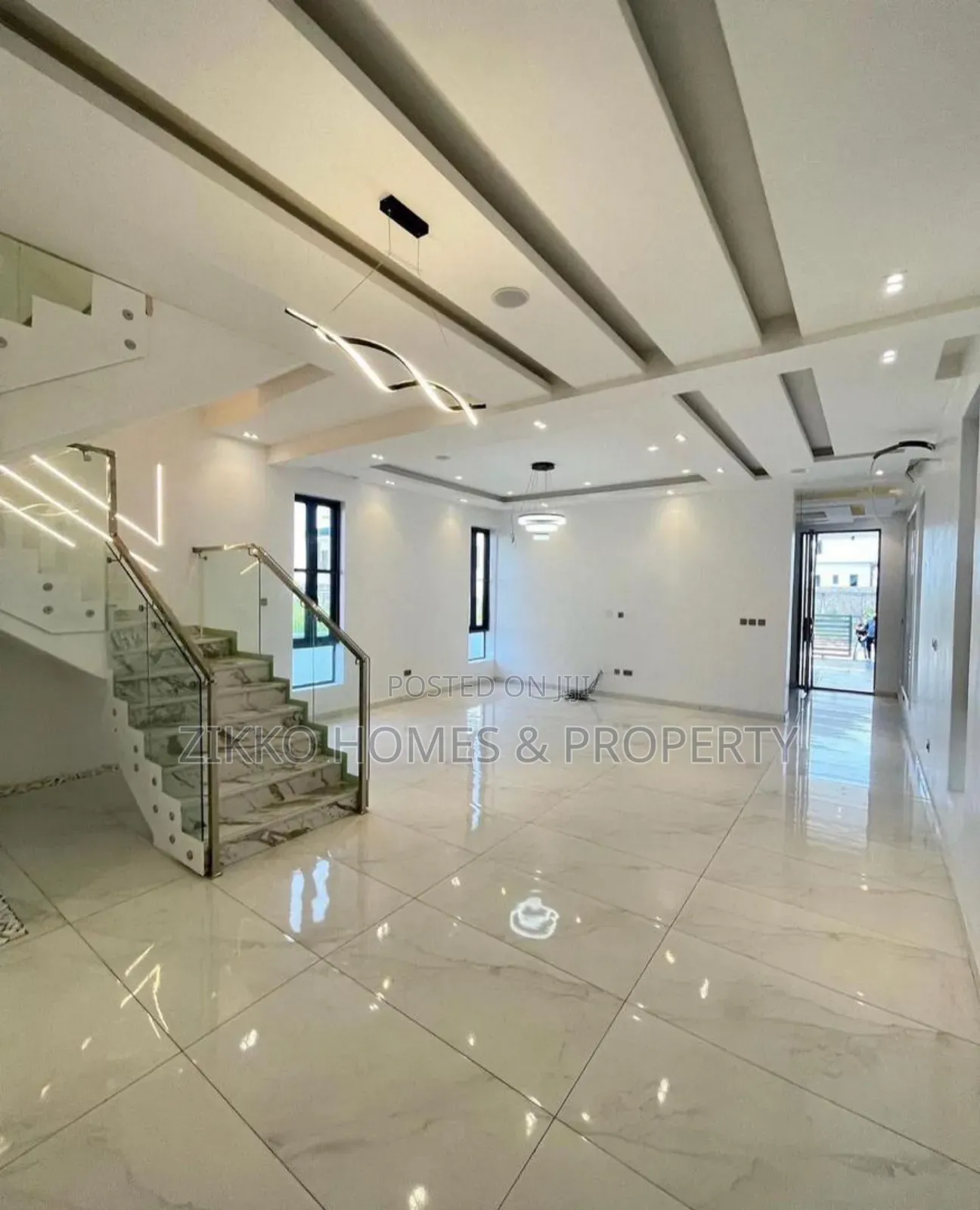 5bdrm Duplex in Chevron for sale