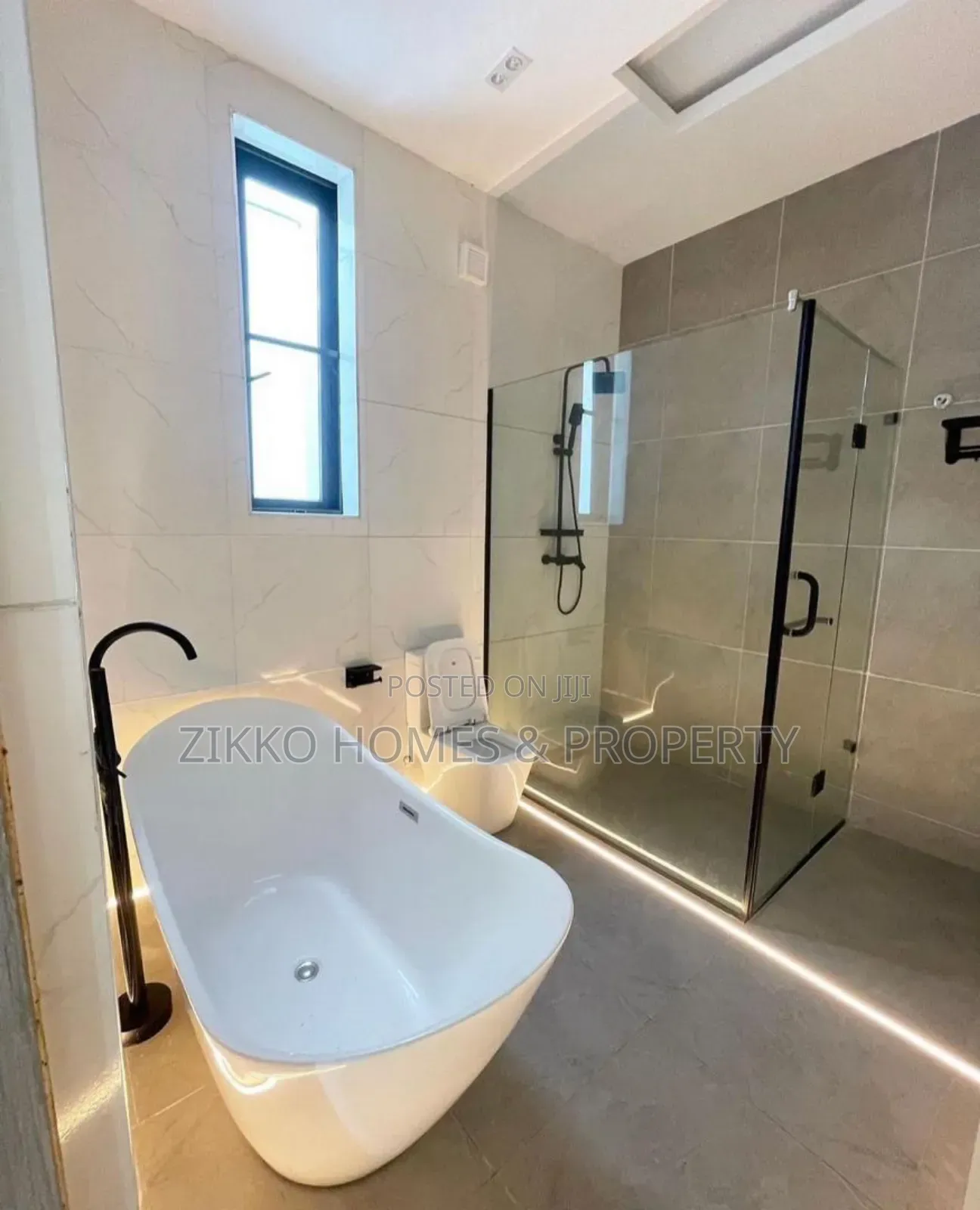 5bdrm Duplex in Chevron for sale