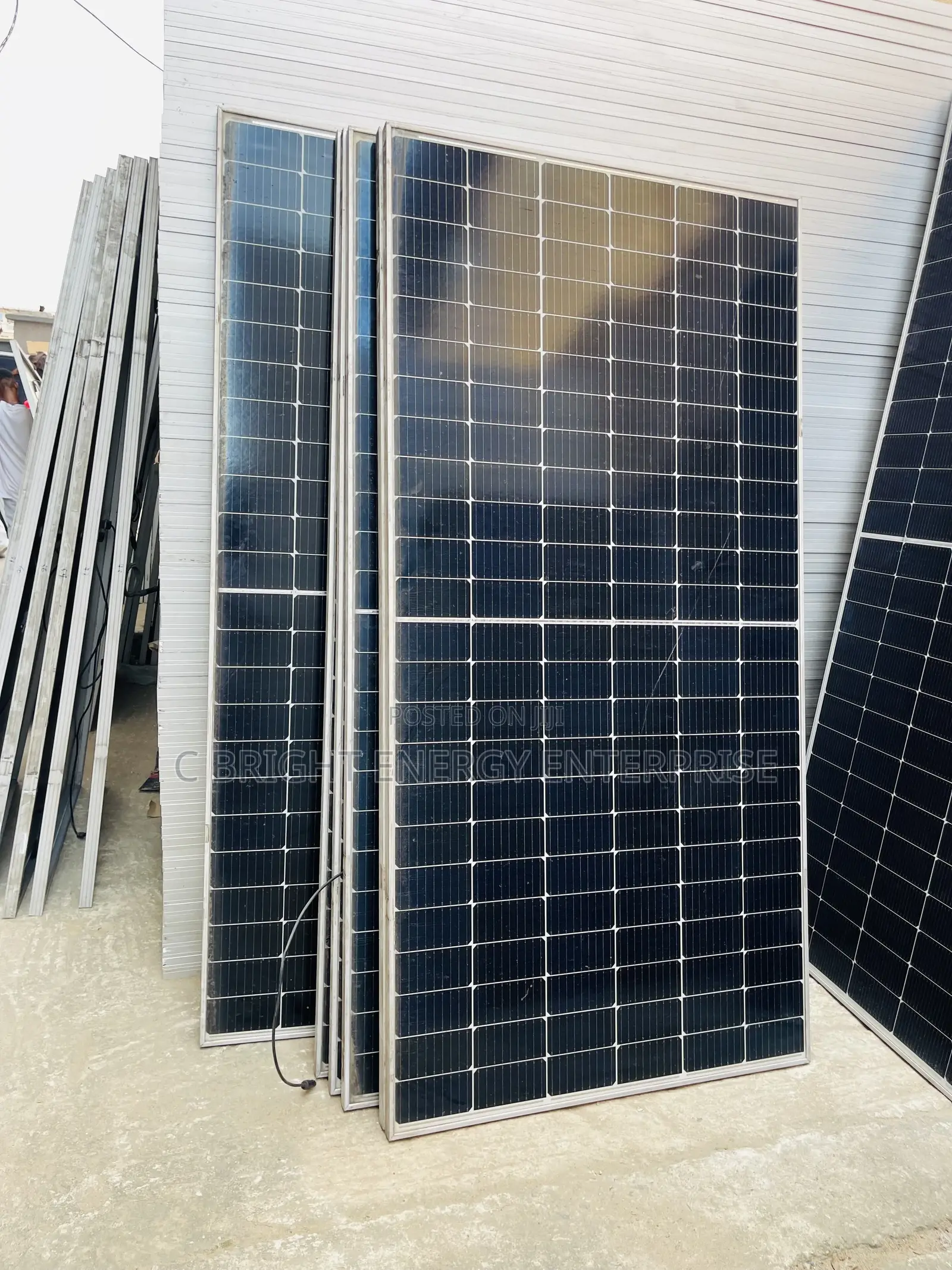 600watts Canadian Solar Panels With 25 Years Guarantee
