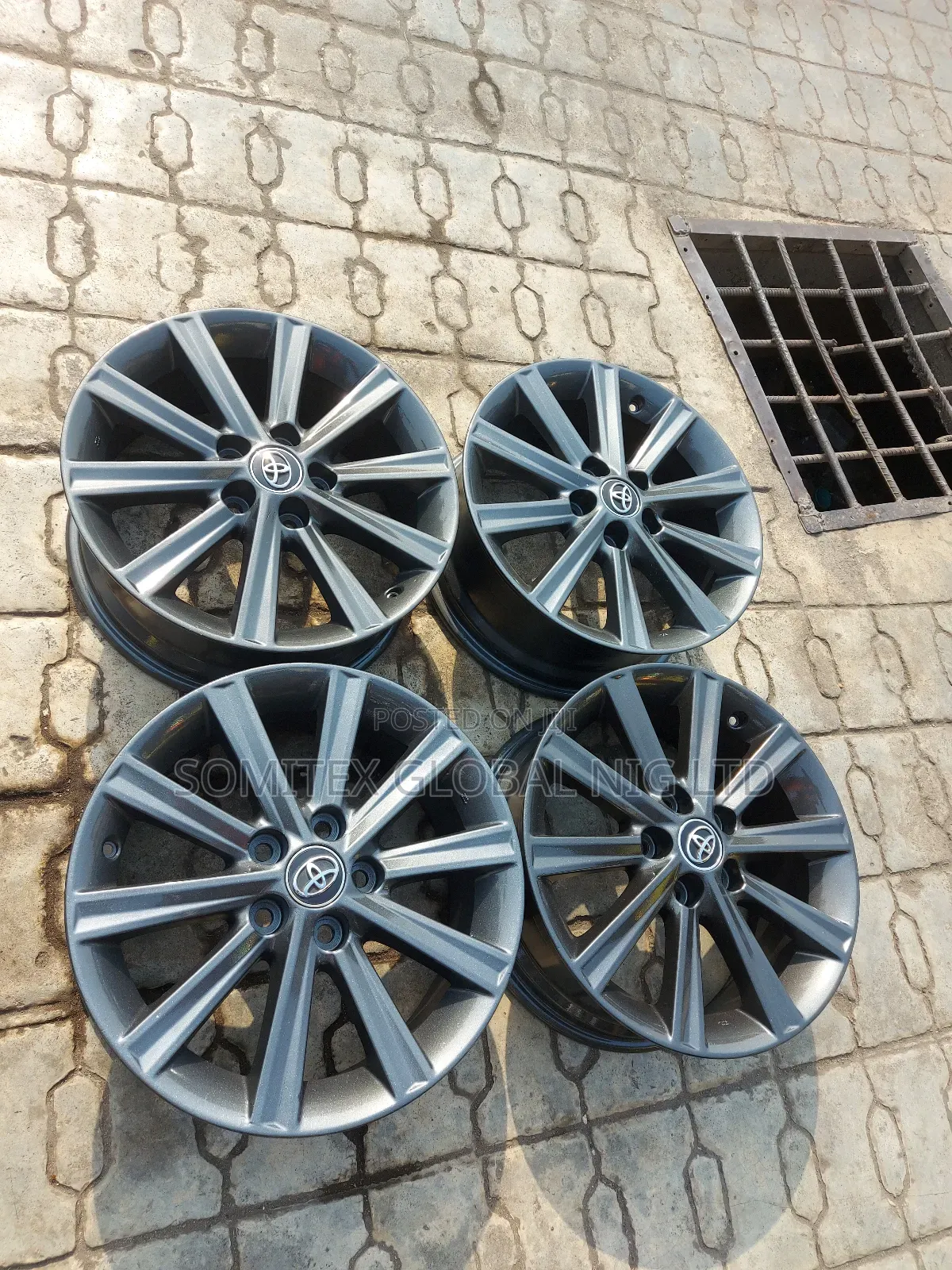 Toyota Camry Alloyed Rim 2013.