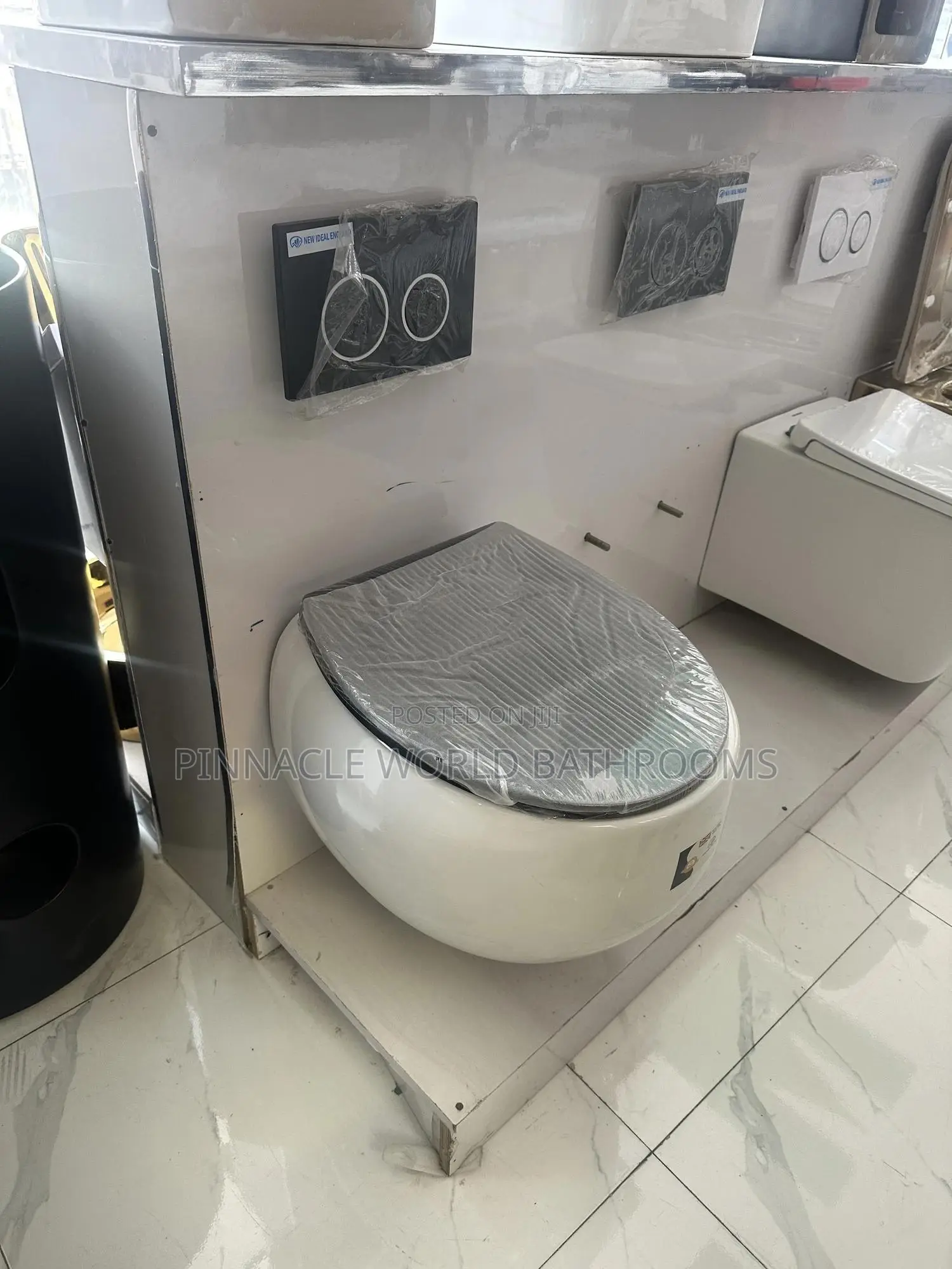 England Round Conceal WC With Black Cover