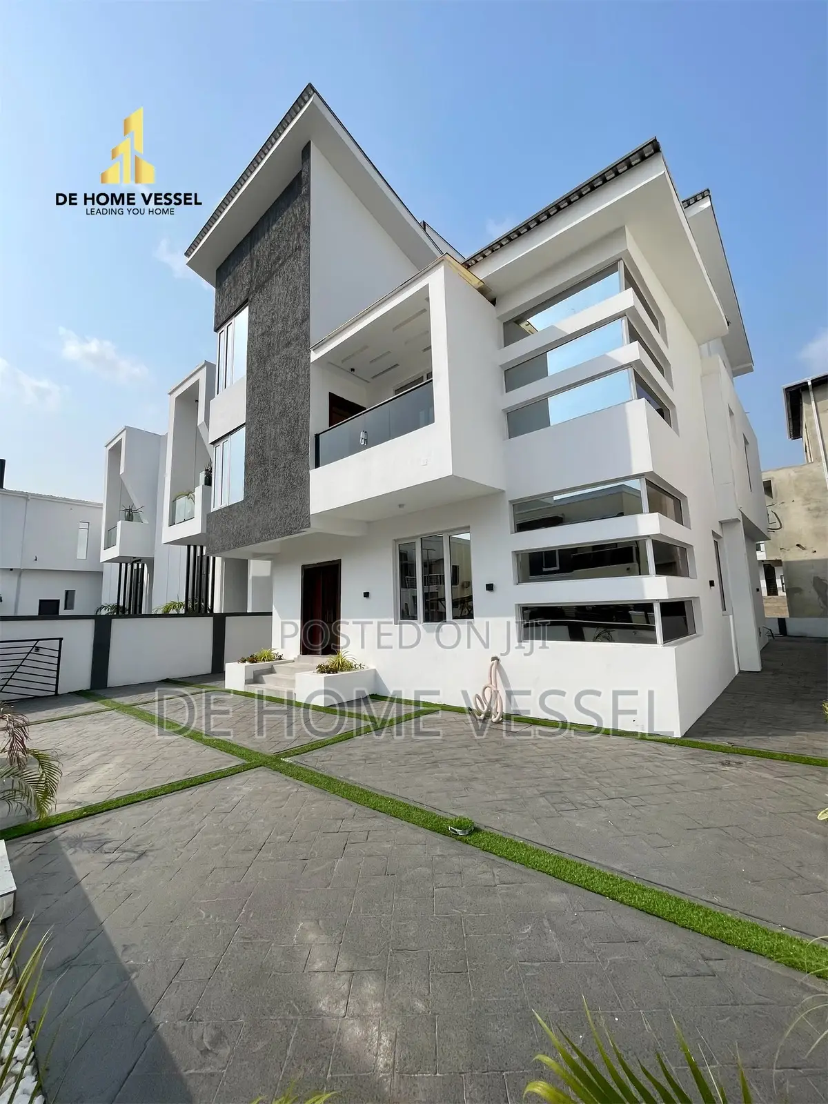 5bdrm Duplex in Chevron for sale