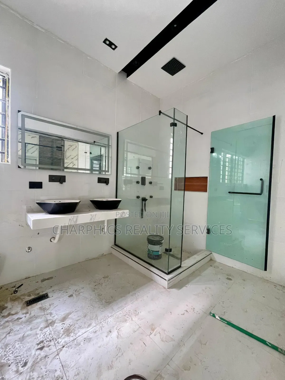 5bdrm Duplex in Chevron for sale