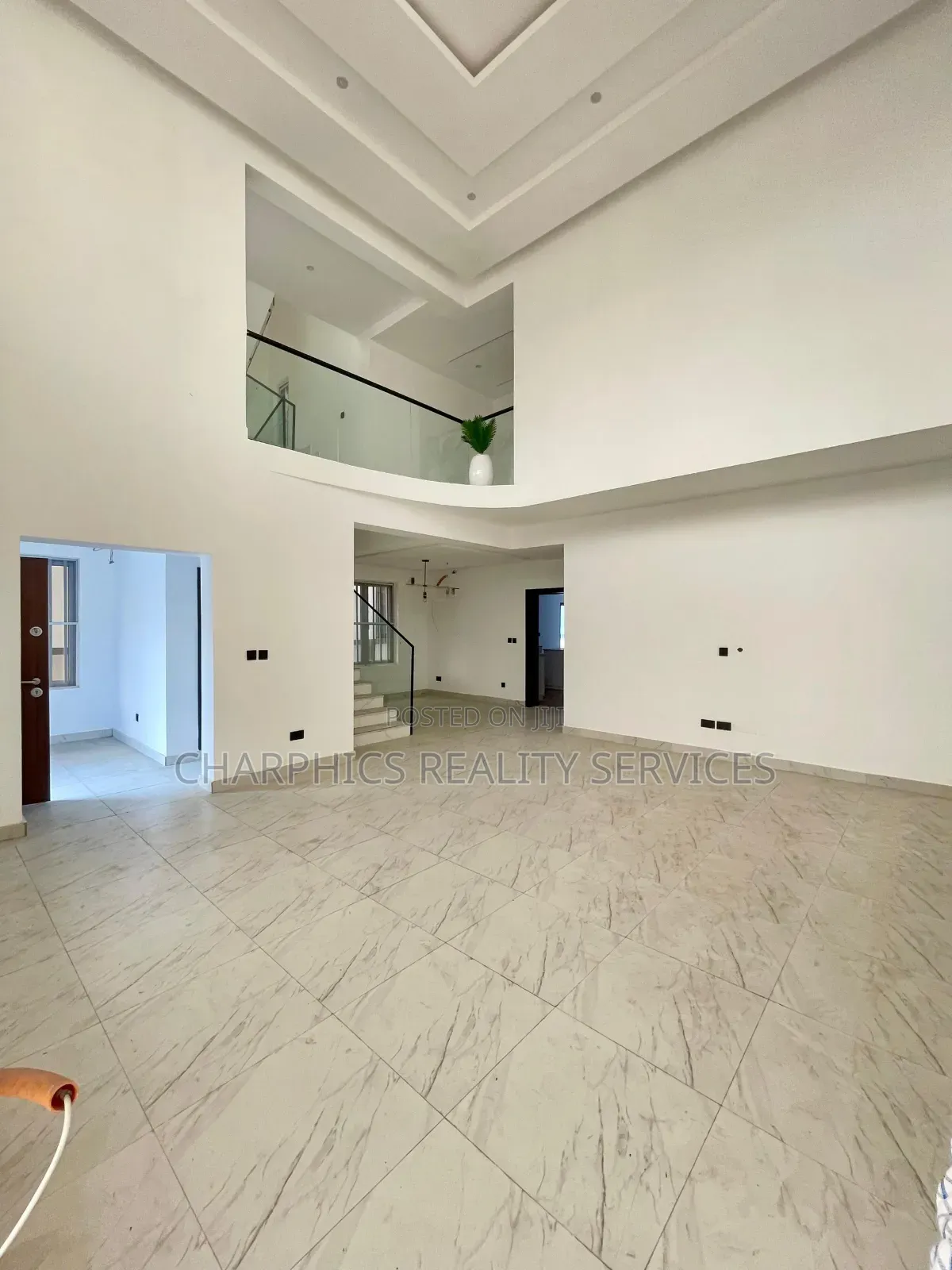 5bdrm Duplex in Chevron for sale