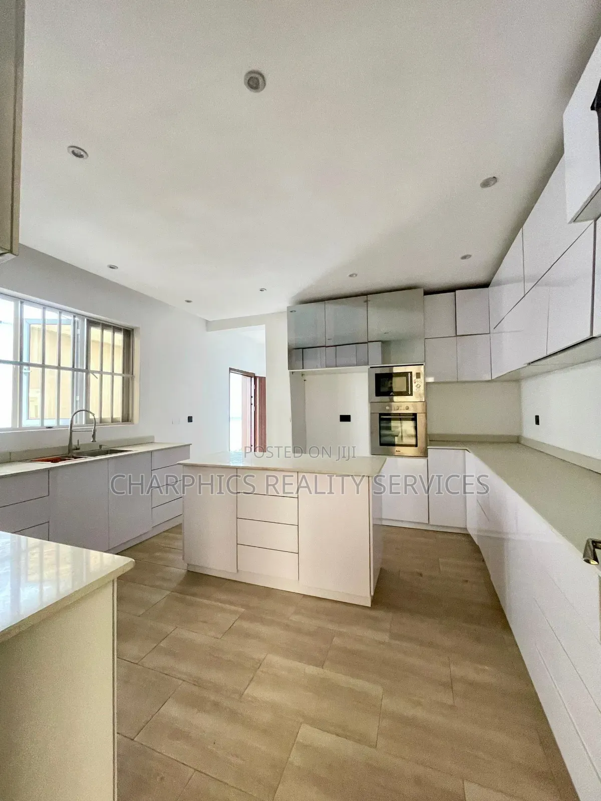 5bdrm Duplex in Chevron for sale