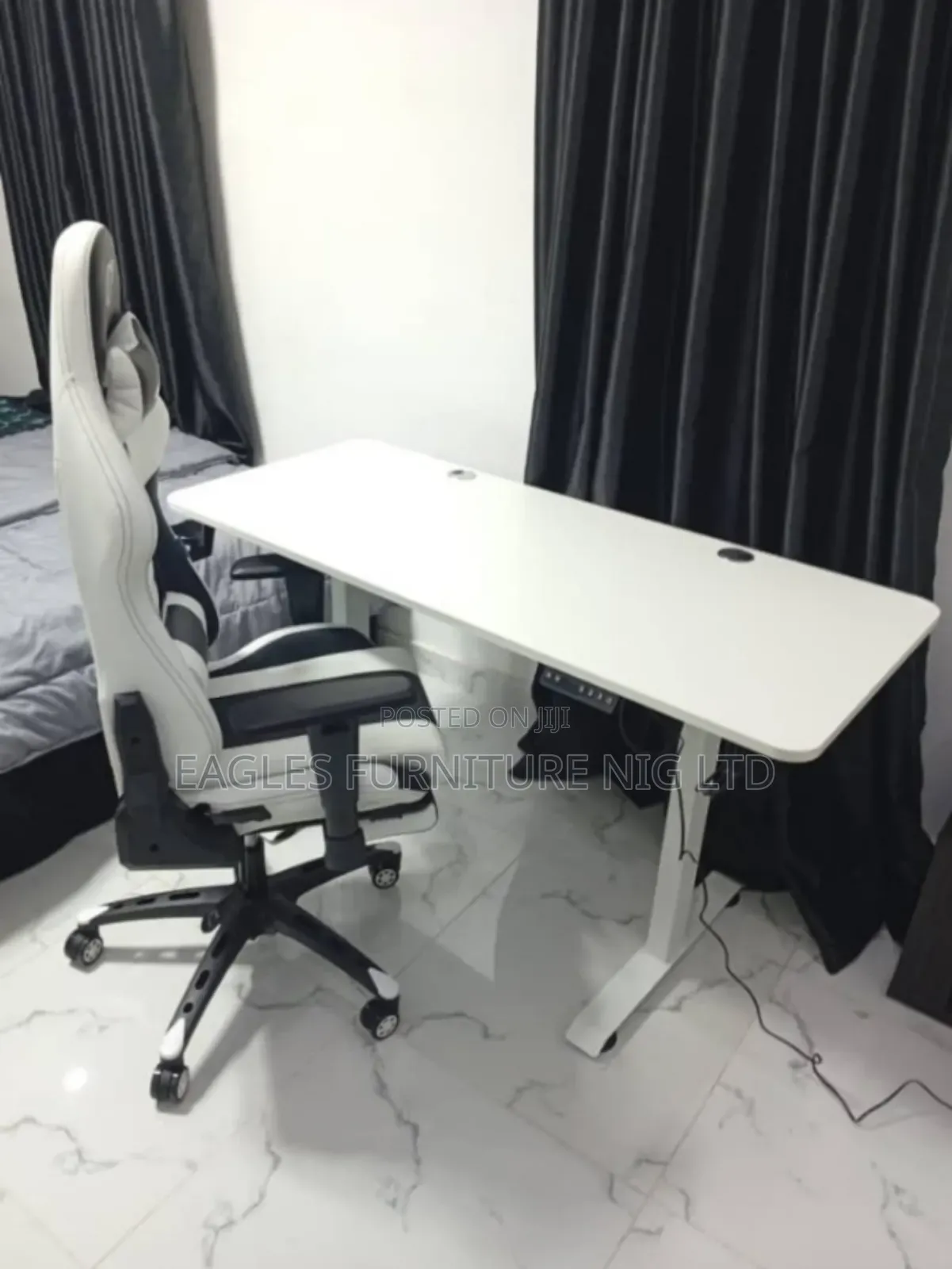 Executive Gaming Swivel Office Chair and Table