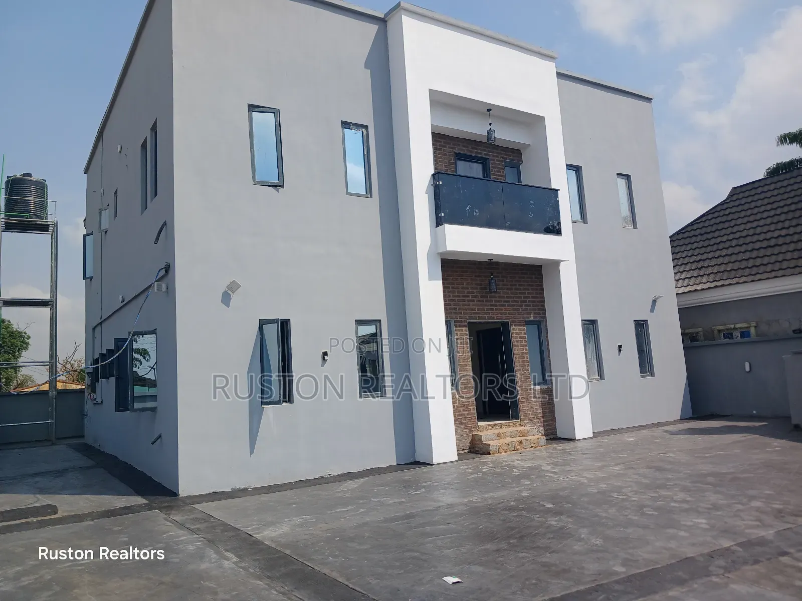 5bdrm Duplex in Jericho for sale