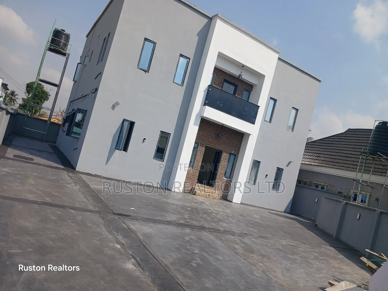 5bdrm Duplex in Jericho for sale