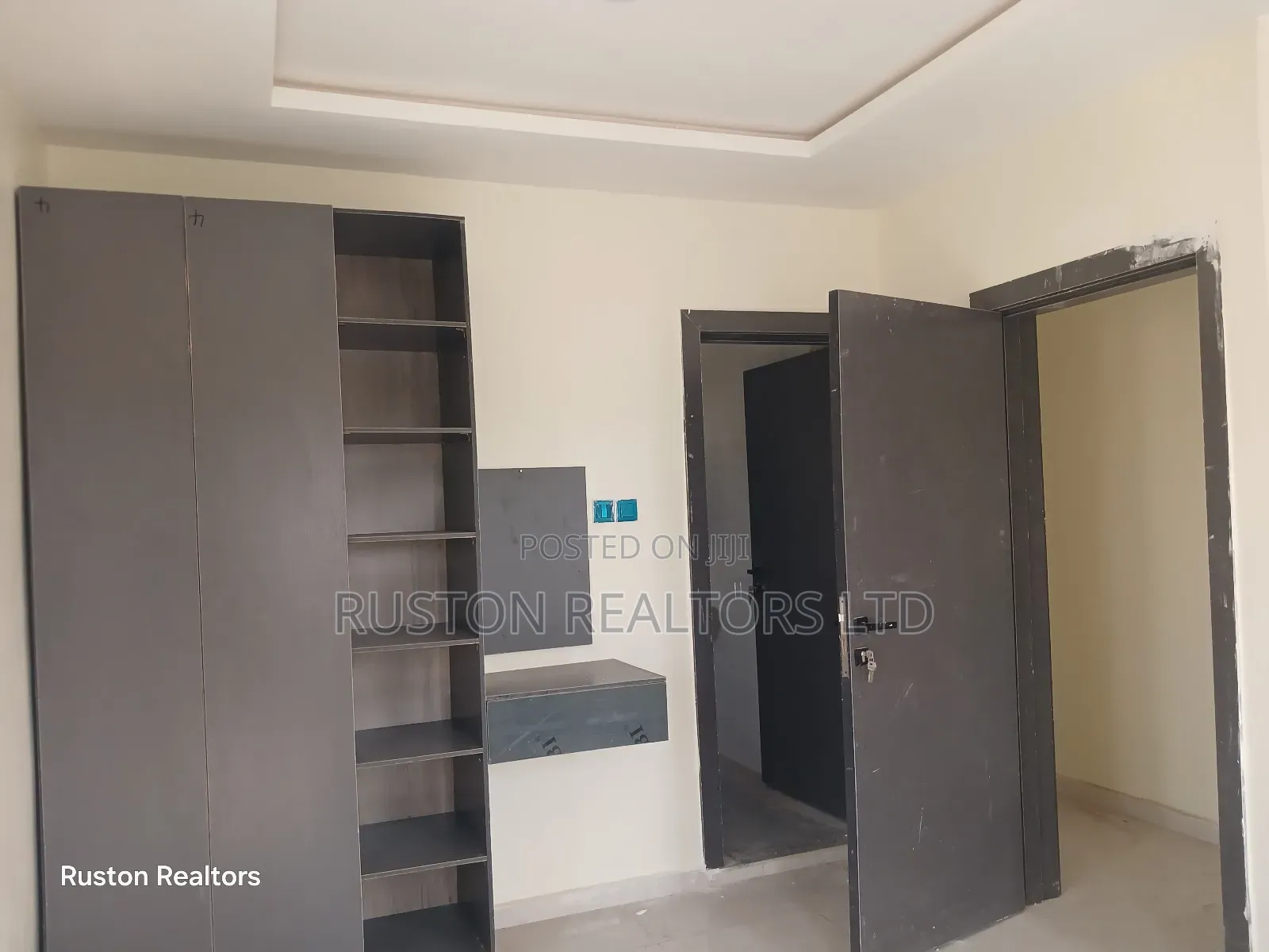5bdrm Duplex in Jericho for sale