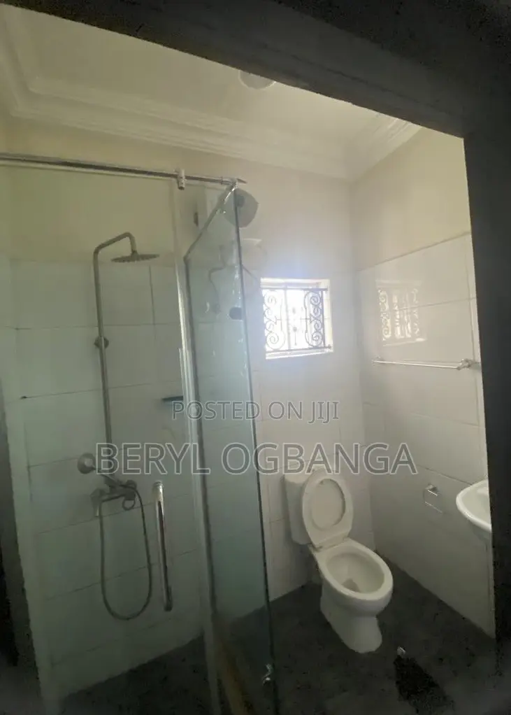 Equipped Room Shortlet With 24hrs Light Wifi and Pool