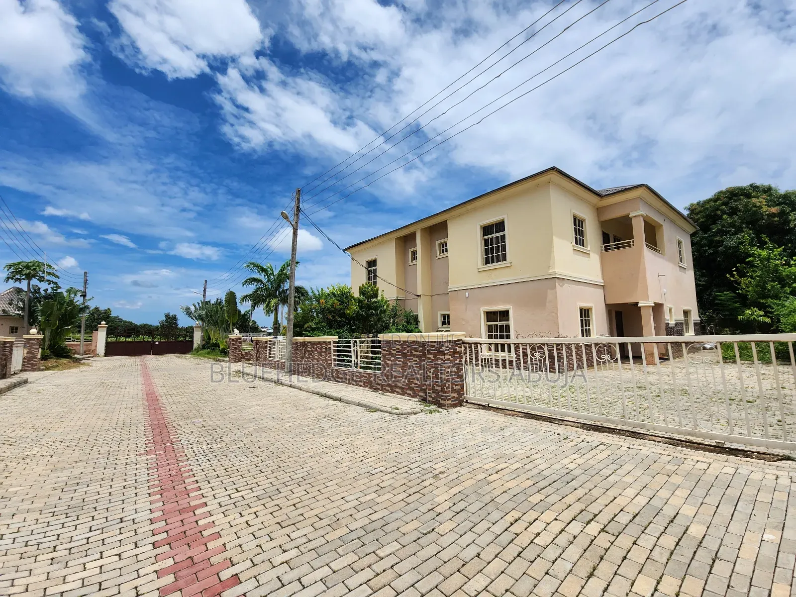 3bdrm House in Al-Madina Estate, Karshi for Sale