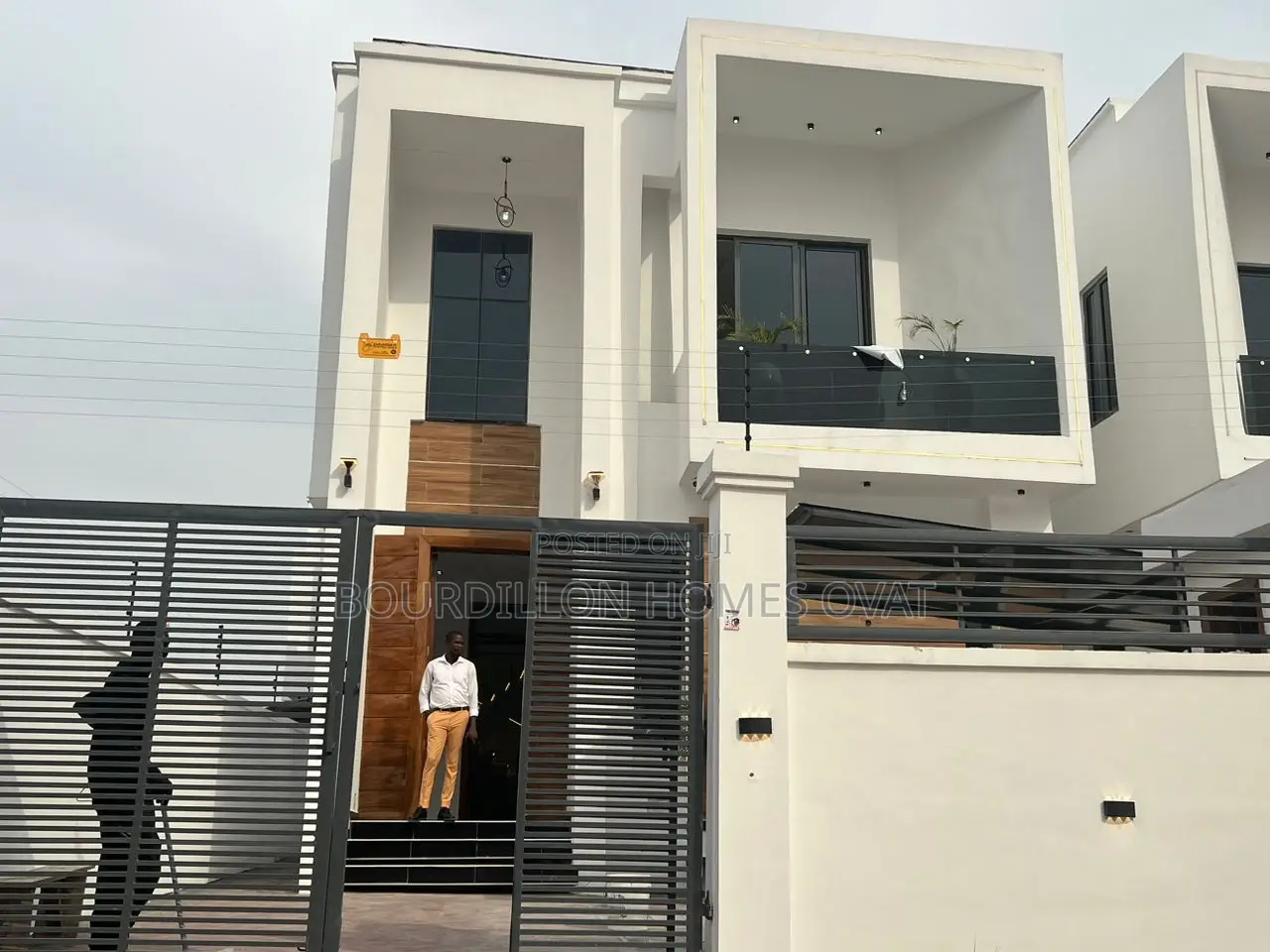 5bdrm Duplex in Chevron for sale