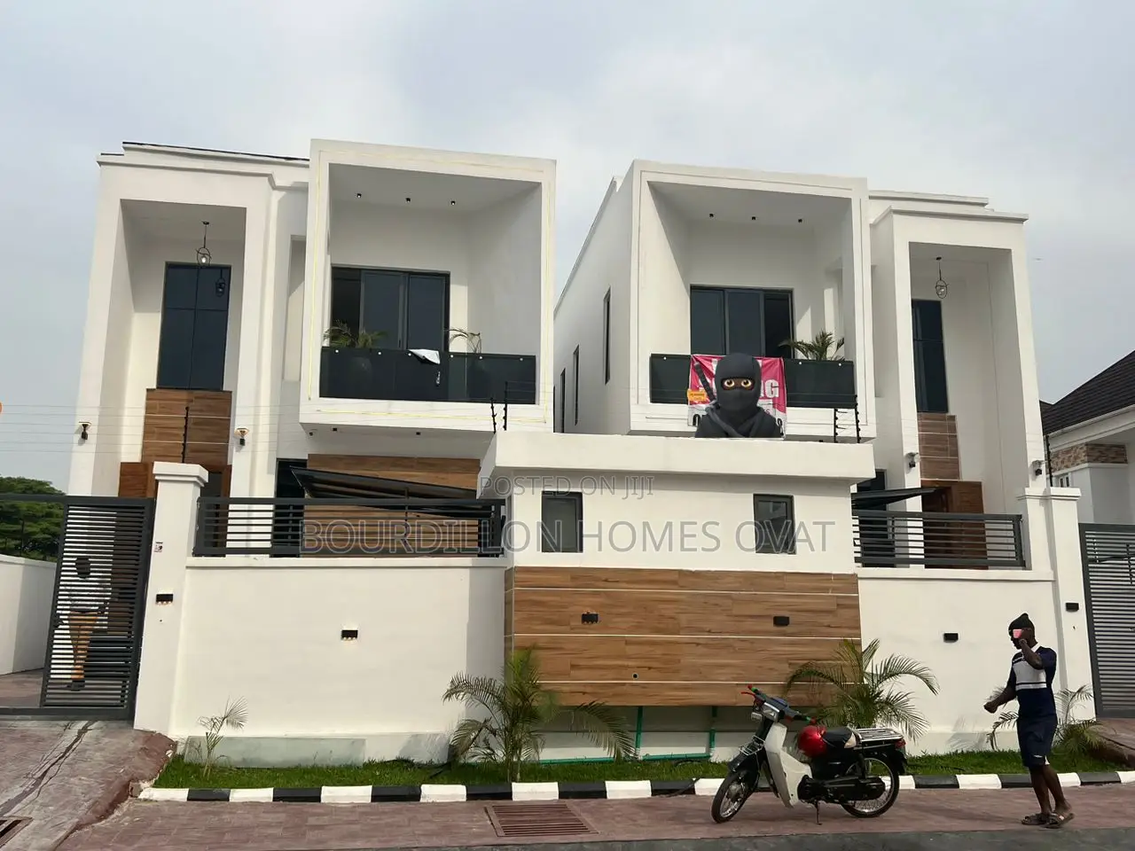 5bdrm Duplex in Chevron for sale