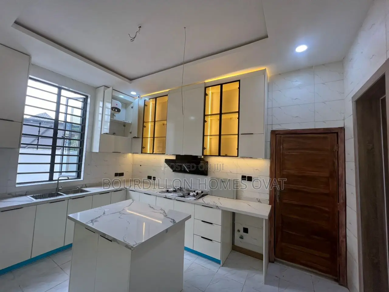 5bdrm Duplex in Chevron for sale