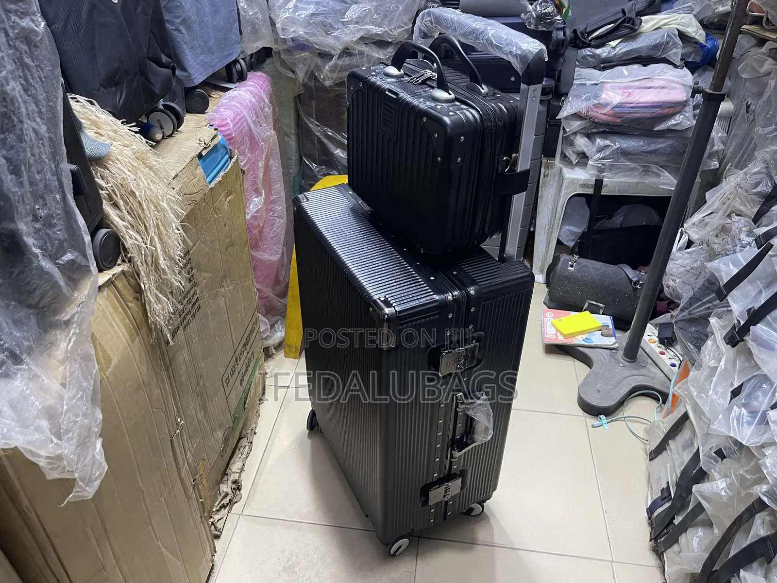 Medium Size Wide Pole Aluminum Frame Travel Luggage With Kit