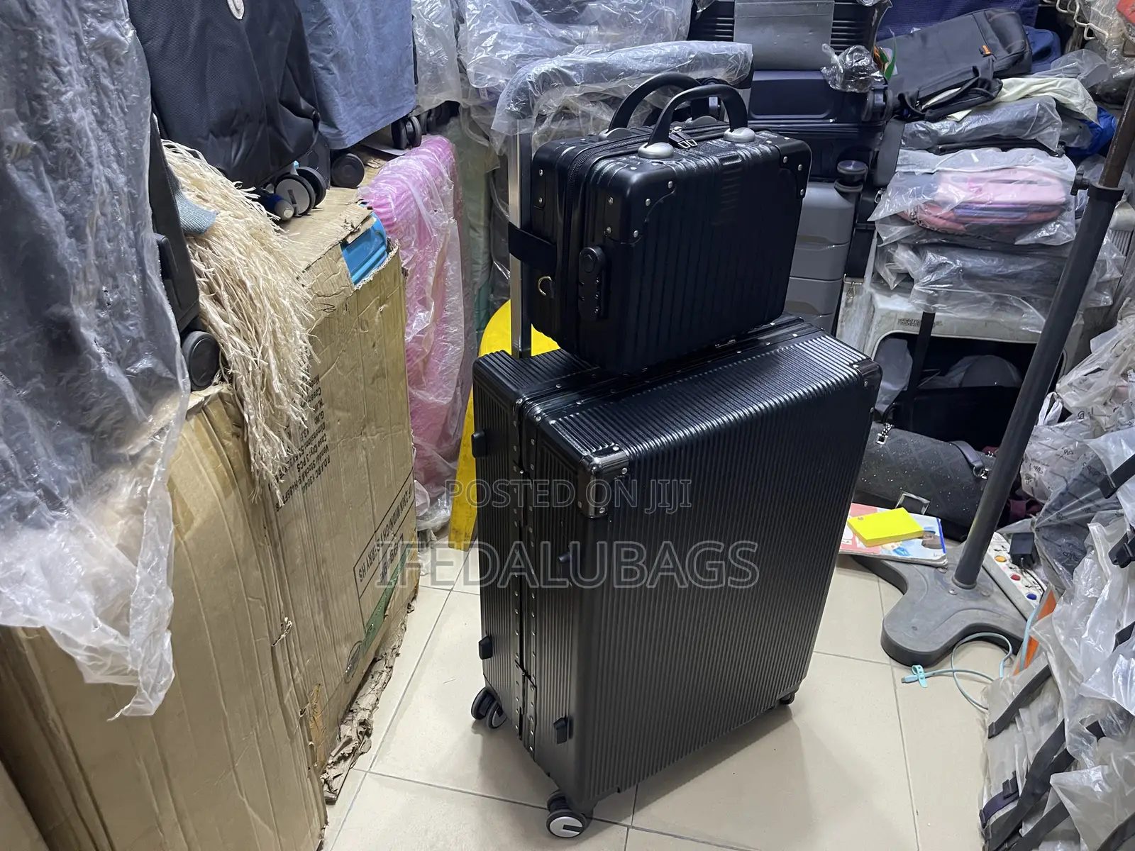 Medium Size Wide Pole Aluminum Frame Travel Luggage With Kit