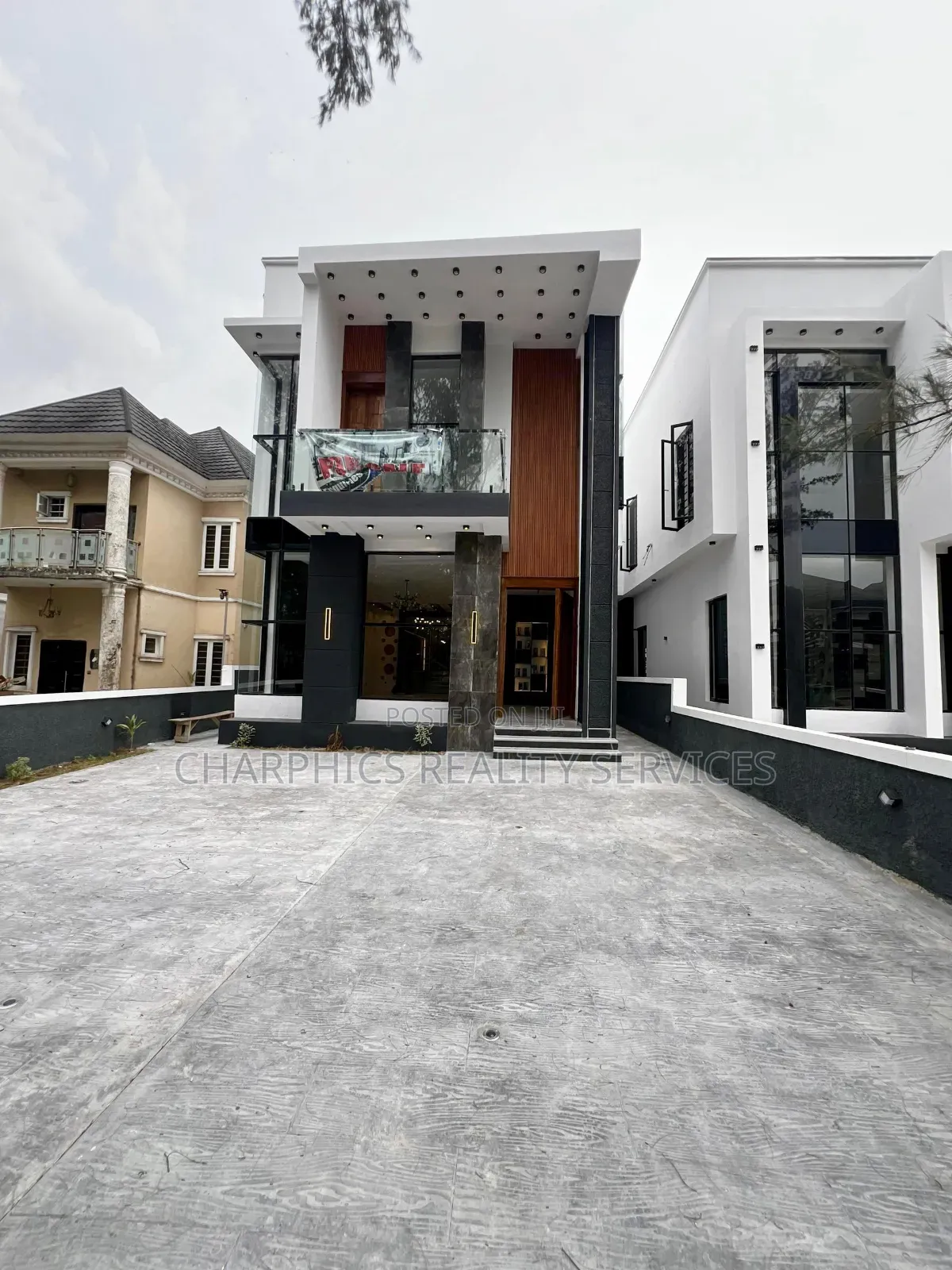 5bdrm Duplex in Ikota for sale