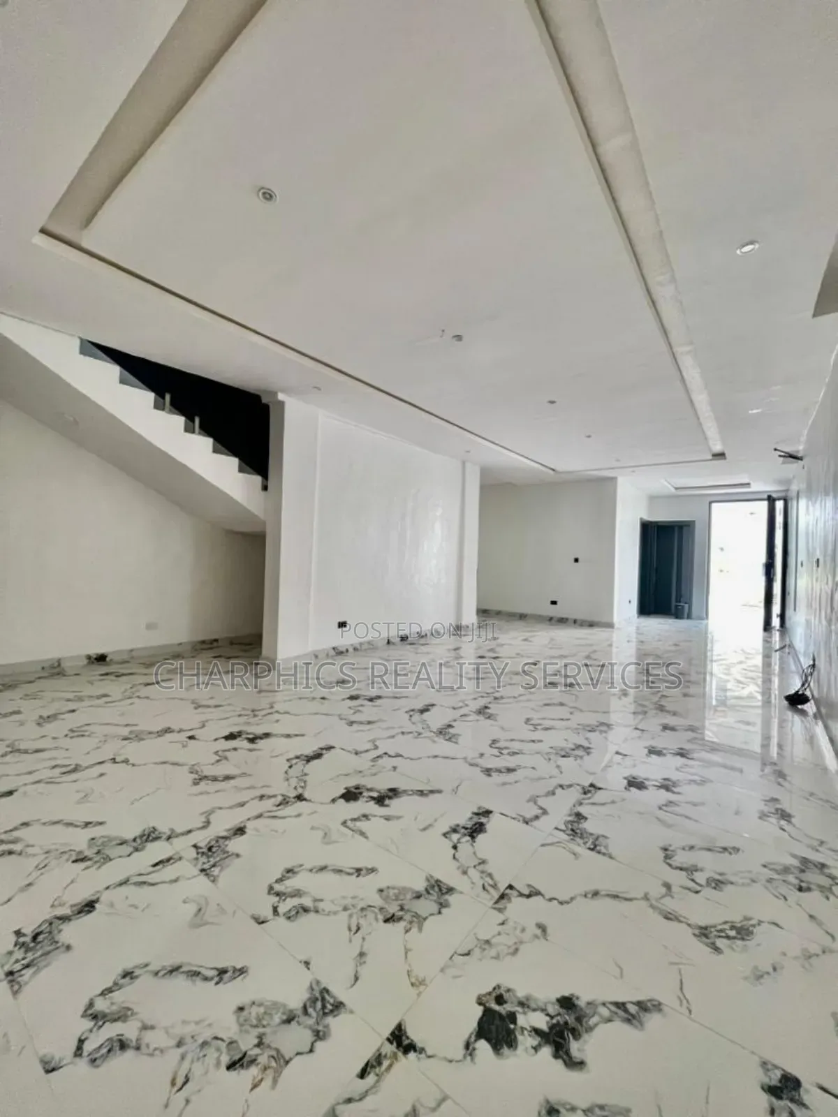 5bdrm Duplex in Ikota for sale