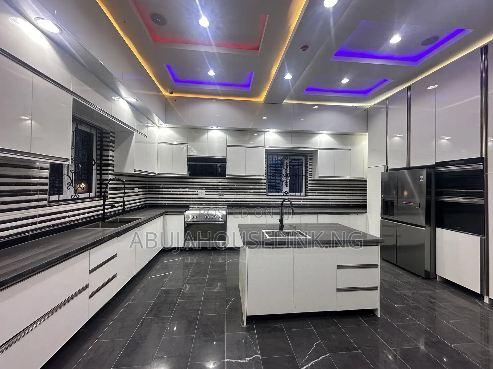 9bdrm Mansion in Guzape Main Abuja for sale