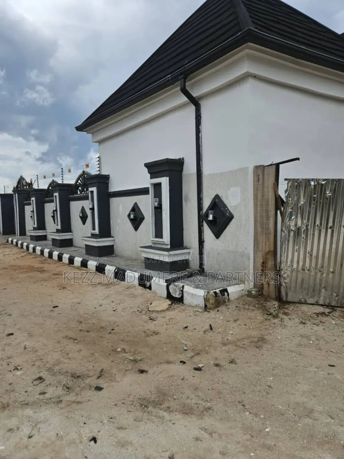 4bdrm Duplex in Ph Road, Behind for sale