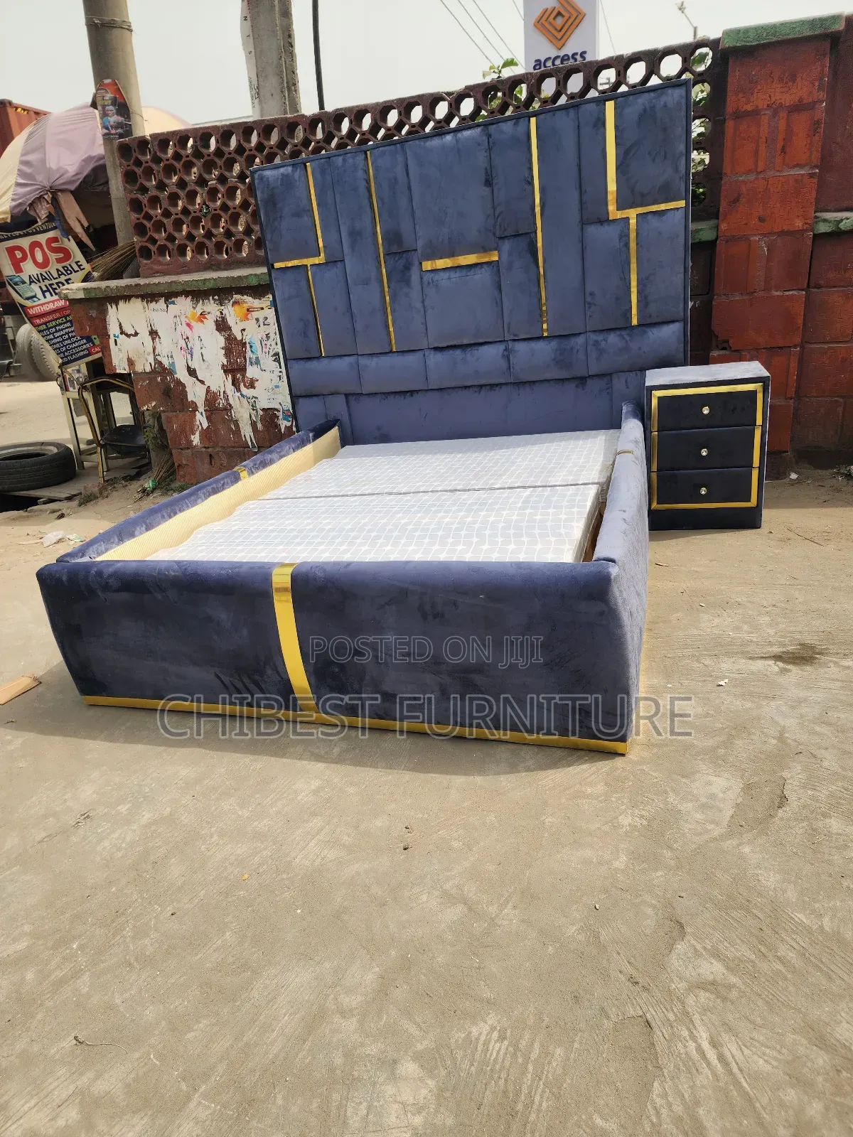 Full 4.5by6 Bed Set With Side Drawer