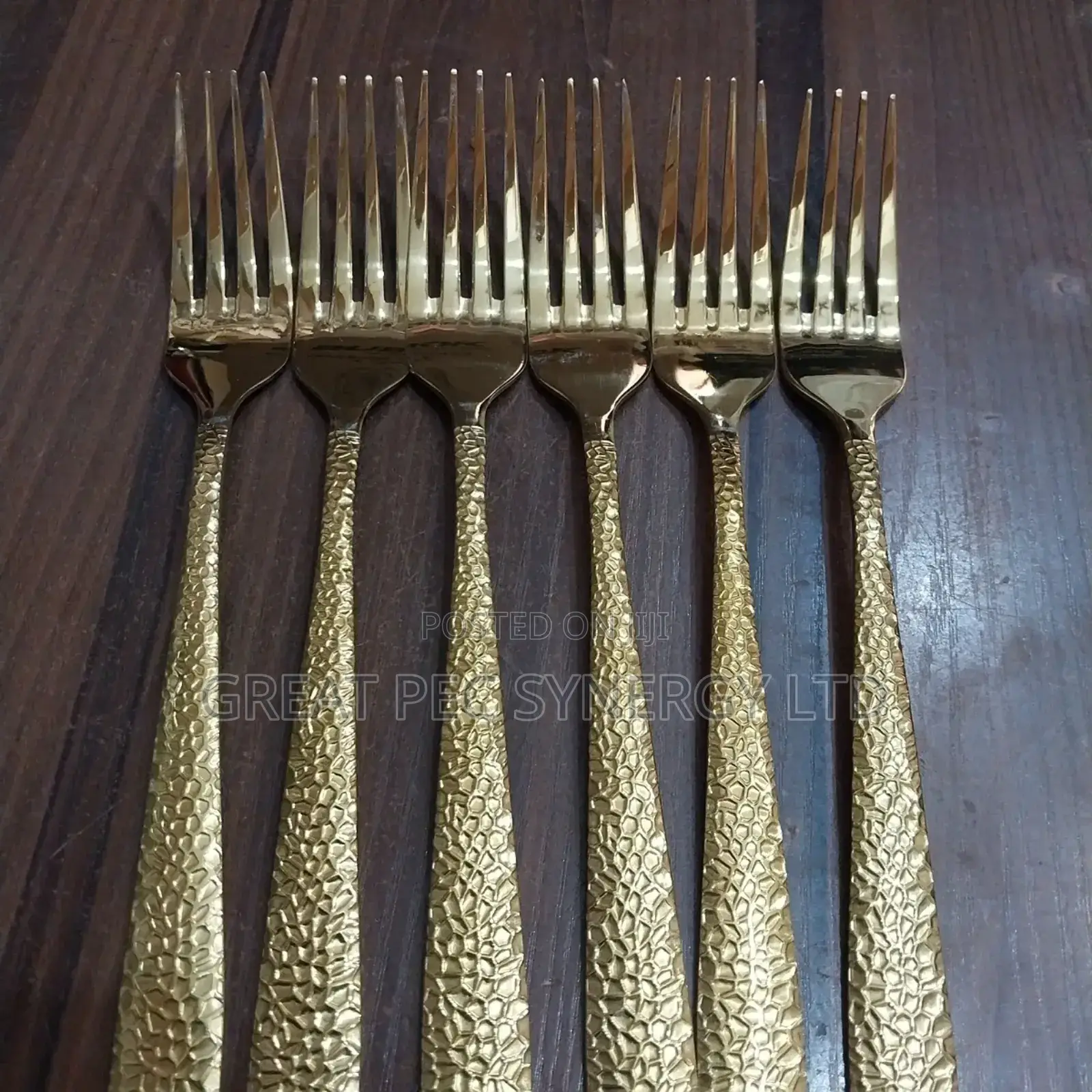 Cutlery Set: Spoons, Forks, Tea Spoons Knives. (24 Pieces)