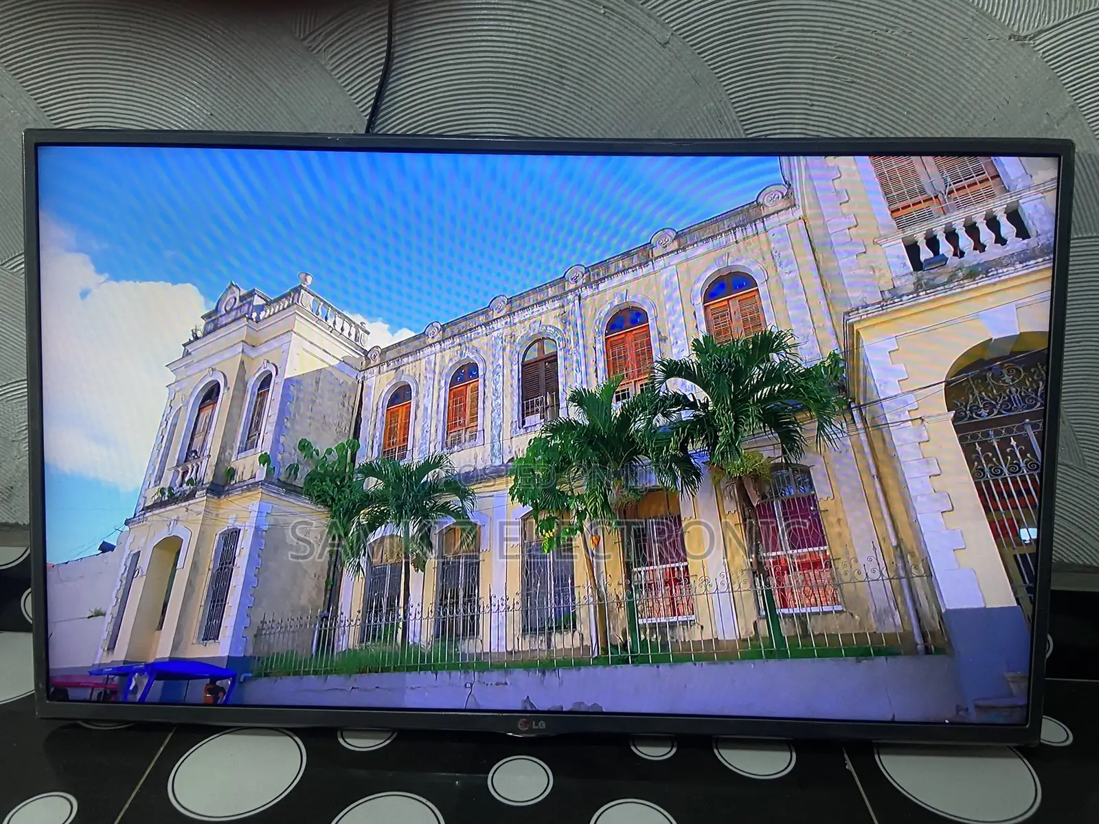 39 Inches LG Full HD LED TV