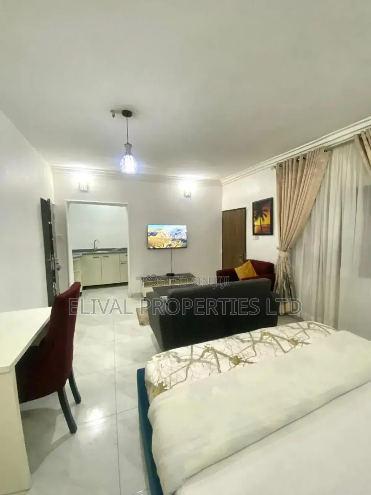 Large Tastefull Furnished Room
