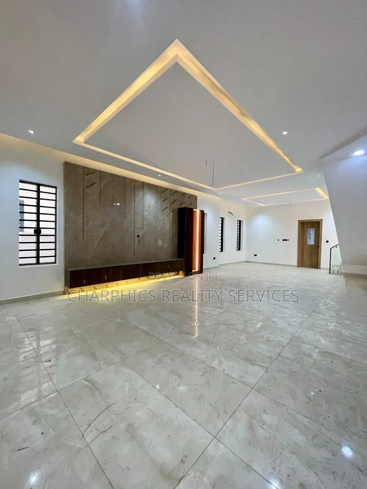 5bdrm Duplex in Osapa london for sale