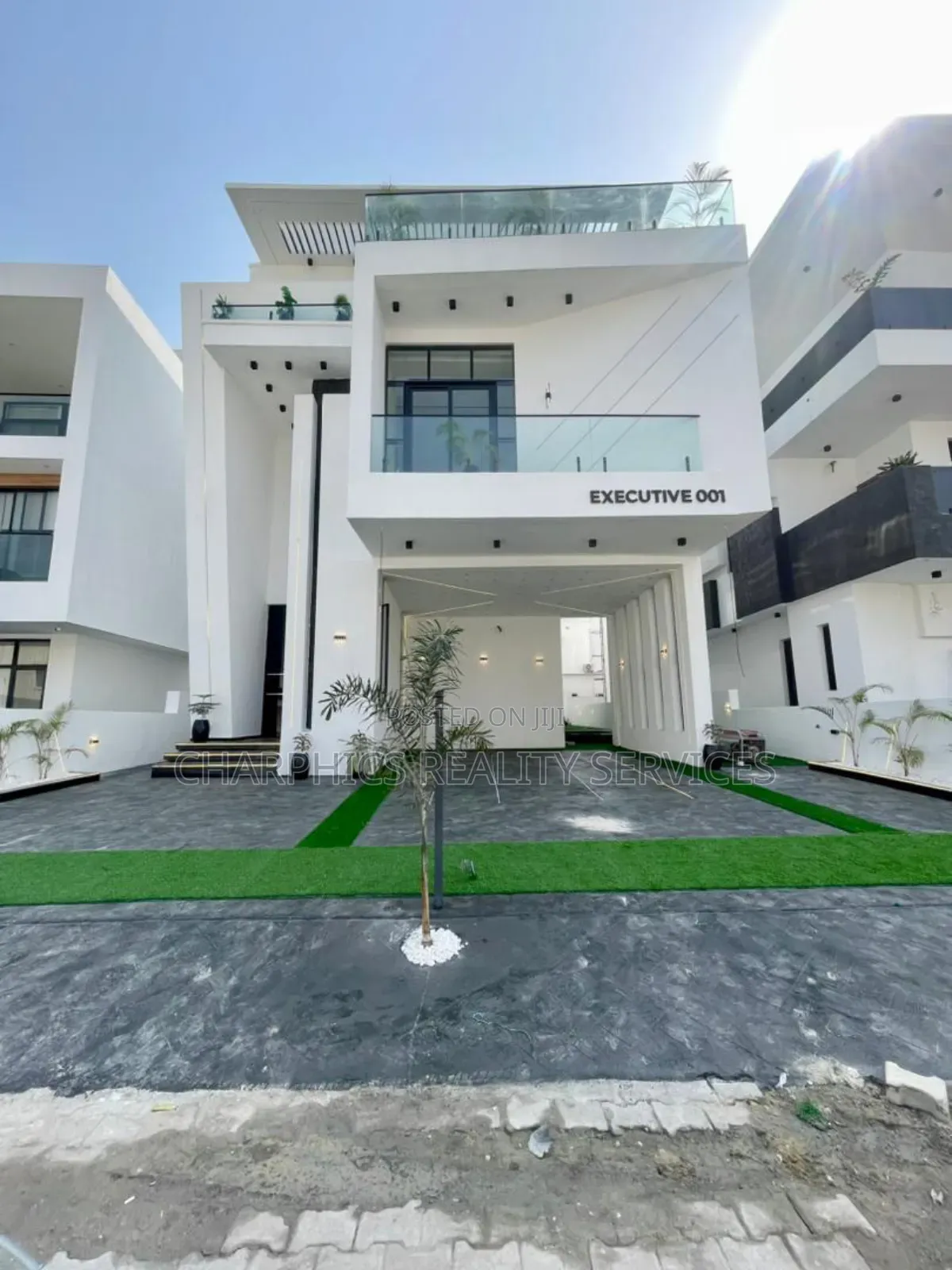 5bdrm Duplex in Chevron for sale