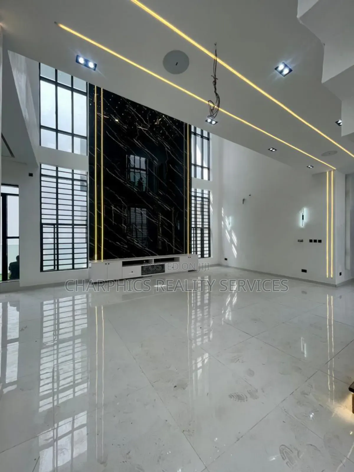 5bdrm Duplex in Chevron for sale