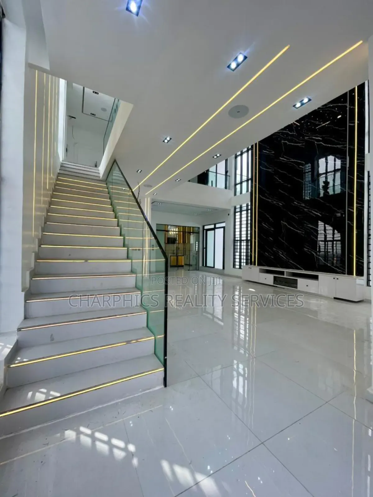 5bdrm Duplex in Chevron for sale