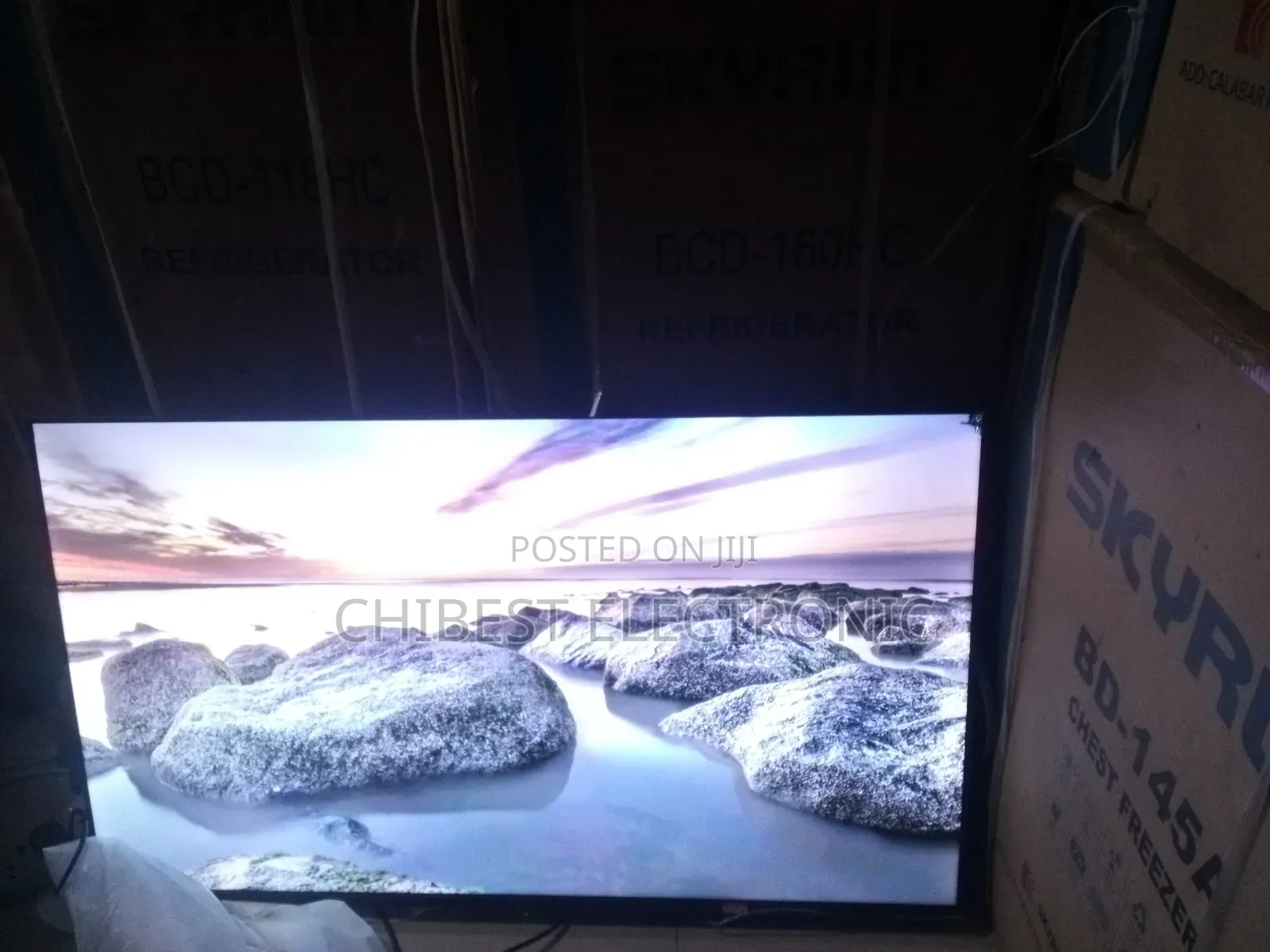32 Inches Hisense Screen Fameless TV With a Year Warranty